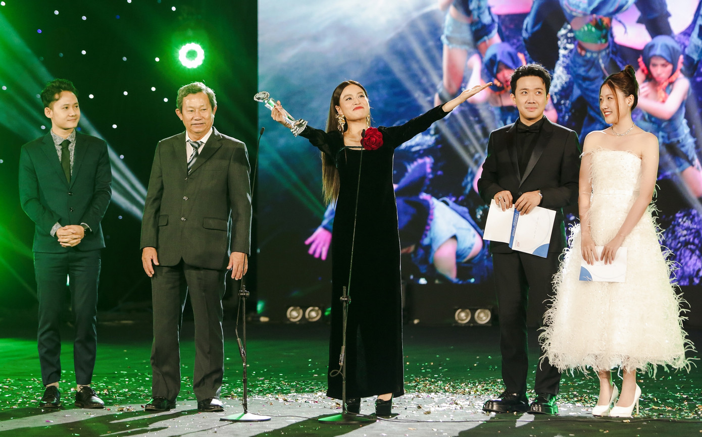 Tối 5/1, giải thưởng Làn Sóng Xanh lần thứ 25 được tổ chức tại nhà hát Hòa Bình với sự tham gia của hàng chục nghệ sĩ nổi tiếng nhất giới giải trí Việt. Đêm trao giải chứng kiến sự lên ngôi của Hoàng Thùy Linh, như một nữ hoàng nhạc Việt với 5 giải thưởng lớn. Trong đó, nữ ca sĩ sinh năm 1988 chiến thắng ở các hạng mục Top 10 ca khúc được yêu thích nhất, Ca khúc của năm (dành cho bài hát See tình), Bài hát hiện tượng của năm, Album của năm - Link. Ngoài ra, Hoàng Thùy Linh còn sở hữu thêm giải Nữ ca sĩ của năm.