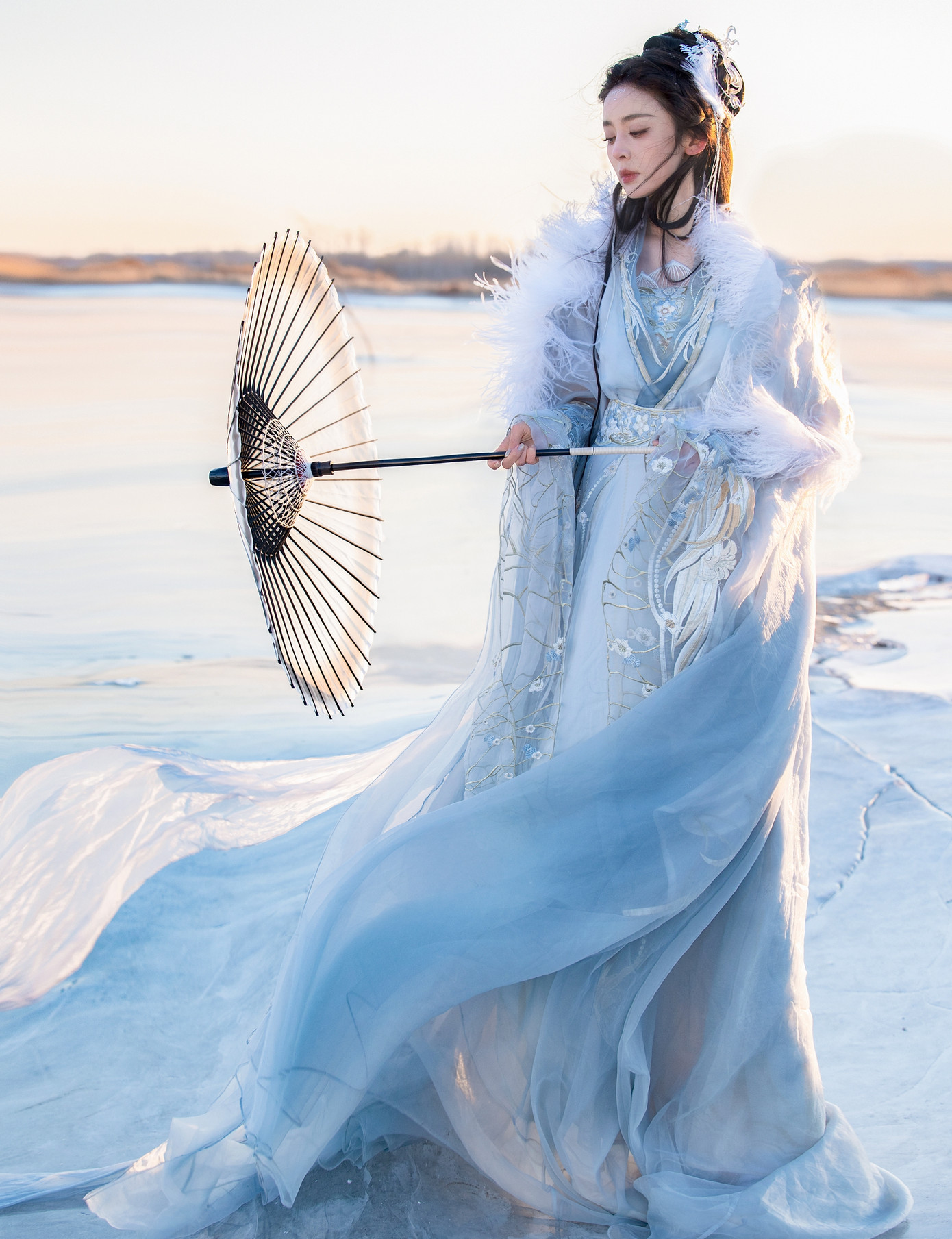 Vẻ đẹp thoát tục của Cổ Lực Na Trát được nhiều khán giả khen ngợi, trở thành từ khóa nóng trên mạng xã hội Weibo. Vẻ đẹp thoát tục của Cổ Lực Na Trát được nhiều khán giả khen ngợi, trở thành từ khóa nóng trên mạng xã hội Weibo.