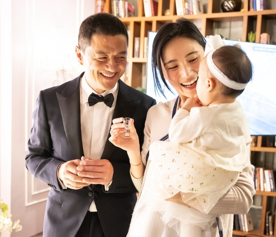 Lý Á Bằng ngập chìm trong nợ nần, có nguy cơ mất hơn một nửa tài sản. Lý Á Bằng ngập chìm trong nợ nần, có nguy cơ mất hơn một nửa tài sản.