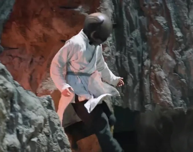 Bên cạnh phần kỹ xảo chưa chỉn chu, khán giả còn khó hiểu với những nhân vật yêu quái được làm nửa vời trong phim cổ trang Hộ tâm. Để miêu tả một thế giới mới lạ kỳ thú với đủ loại sinh vật, nhà sản xuất đã chỉnh sửa đầu của các diễn viên thành những con vật khác nhau, nhưng vẫn giữ lại phần thân.