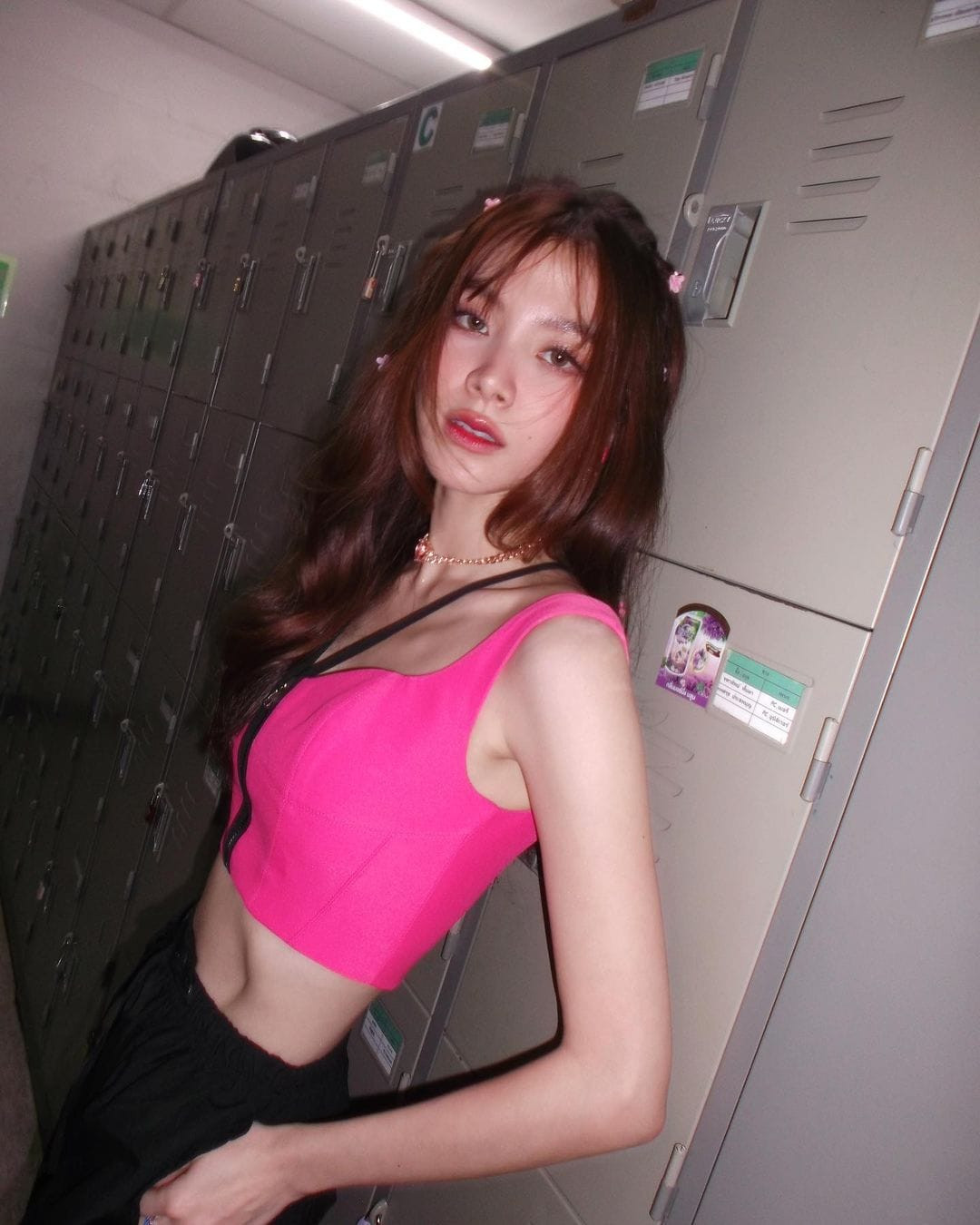 Đôi chân gầy thiếu sức sống của Baifern Pimchanok.