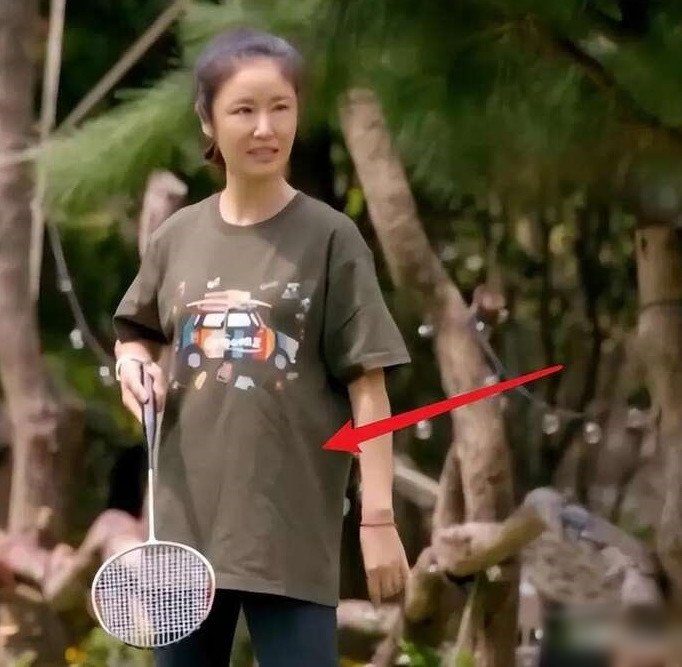 Lâm Tâm Như đang quay chương trình thực tế Cắm trại bận rộn do chính cô sản xuất. Hình ảnh trong show cho thấy nữ diễn viên Hoàn Châu cách cách có vẻ ngoài nhợt nhạt, xuề xòa, khác với vẻ trẻ trung, sang trọng thường thấy.