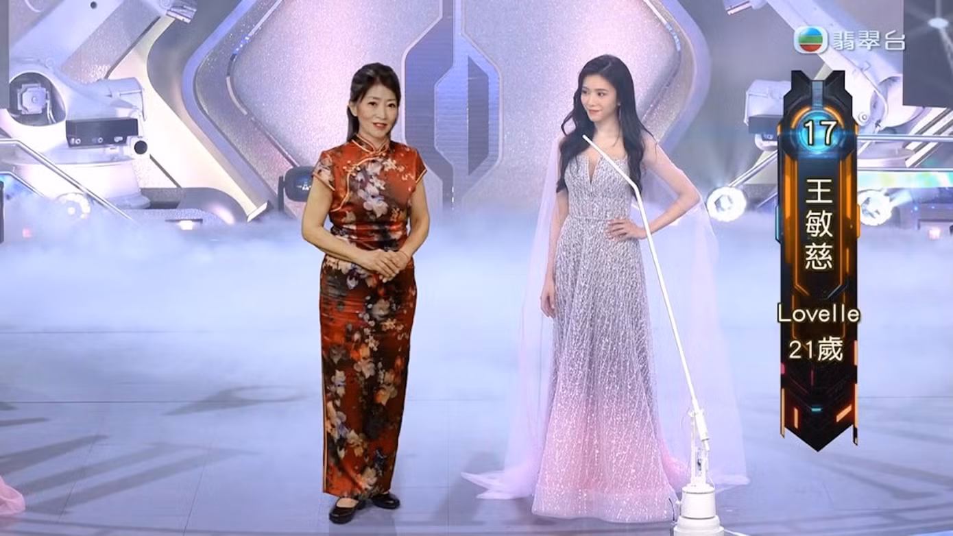 Theo HK01, đêm chung kết cuộc thi Hoa hậu Hong Kong 2023 có các phần thi như biểu diễn trang phục xường xám, trang phục áo tắm, biểu diễn tài năng, trả lời ứng xử. Ngoài ra, ban tổ chức còn sáng tạo ra AI là tương lai khi các người đẹp già đi với chủ đề "trò chuyện với tương lai của bạn". Cuộc thi cũng có sự tham gia của các AI với vai trò người dẫn chương trình. Hình ảnh AI bị đánh giá chưa chỉn chu, ghép hình thô sơ, kém đẹp. Theo HK01, đêm chung kết cuộc thi Hoa hậu Hong Kong 2023 có các phần thi như biểu diễn trang phục xường xám, trang phục áo tắm, biểu diễn tài năng, trả lời ứng xử. Ngoài ra, ban tổ chức còn sáng tạo ra AI là tương lai khi các người đẹp già đi với chủ đề "trò chuyện với tương lai của bạn". Cuộc thi cũng có sự tham gia của các AI với vai trò người dẫn chương trình. Hình ảnh AI bị đánh giá chưa chỉn chu, ghép hình thô sơ, kém đẹp.