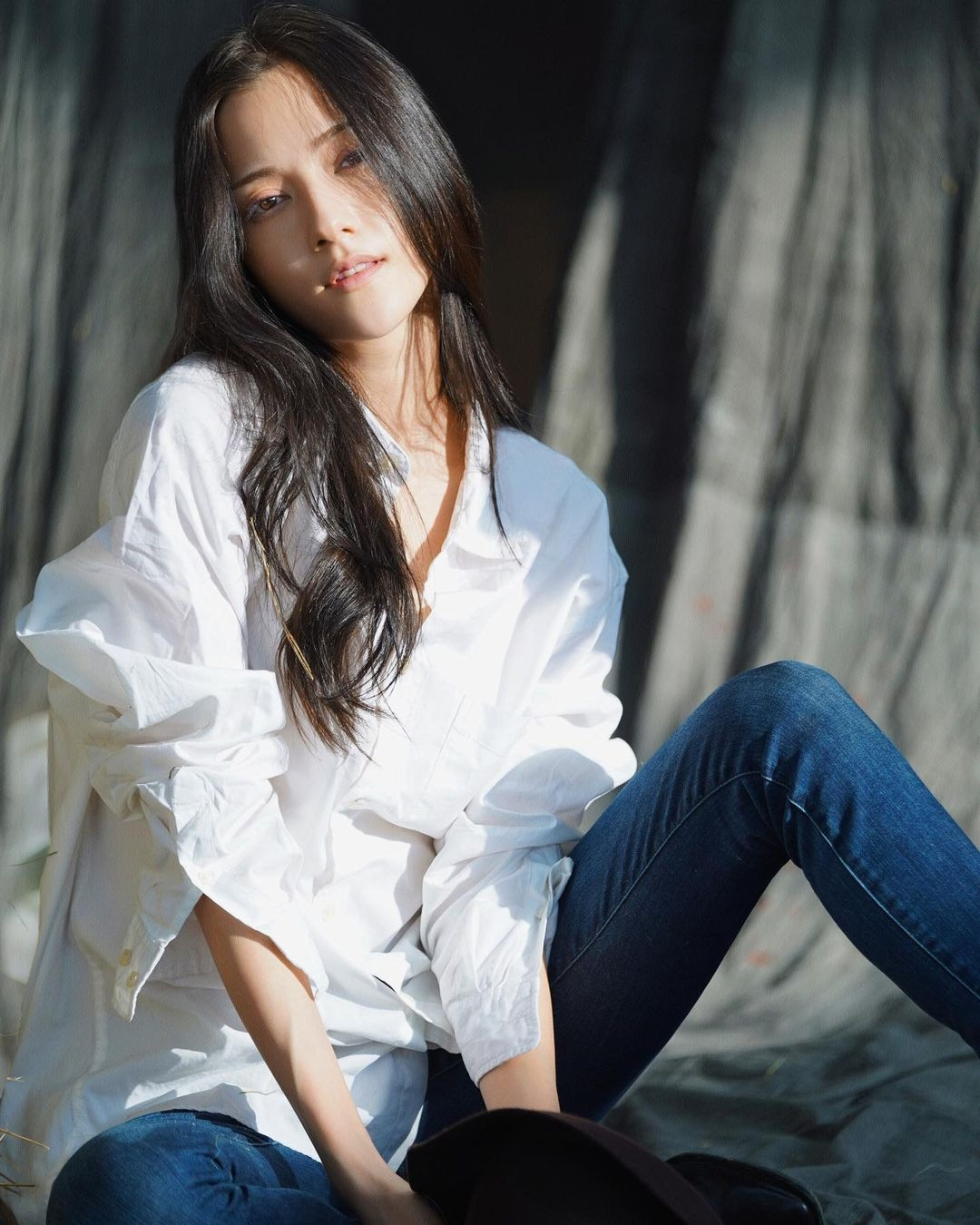 Bên cạnh đó, dù đã dành nhiều thời lượng trong trailer để tập trung miêu tả Đát Kỷ của Na Nhiên Naran, song người đẹp Nga vẫn bị khán giả đánh giá là diễn xuất chưa thuyết phục, thiếu sự ma mị, quyến rũ. Trong trailer, có những cảnh Na Nhiên Naran thể hiện động tác quyến rũ Trụ Vương, do nam ca sĩ Phí Tường thể hiện, song khoảng cách 37 tuổi, cộng thêm khả năng diễn xuất chưa tới khiến khán giả không cảm nhận được tình yêu cuồng nhiệt của hai nhân vật. Bên cạnh đó, dù đã dành nhiều thời lượng trong trailer để tập trung miêu tả Đát Kỷ của Na Nhiên Naran, song người đẹp Nga vẫn bị khán giả đánh giá là diễn xuất chưa thuyết phục, thiếu sự ma mị, quyến rũ. Trong trailer, có những cảnh Na Nhiên Naran thể hiện động tác quyến rũ Trụ Vương, do nam ca sĩ Phí Tường thể hiện, song khoảng cách 37 tuổi, cộng thêm khả năng diễn xuất chưa tới khiến khán giả không cảm nhận được tình yêu cuồng nhiệt của hai nhân vật.