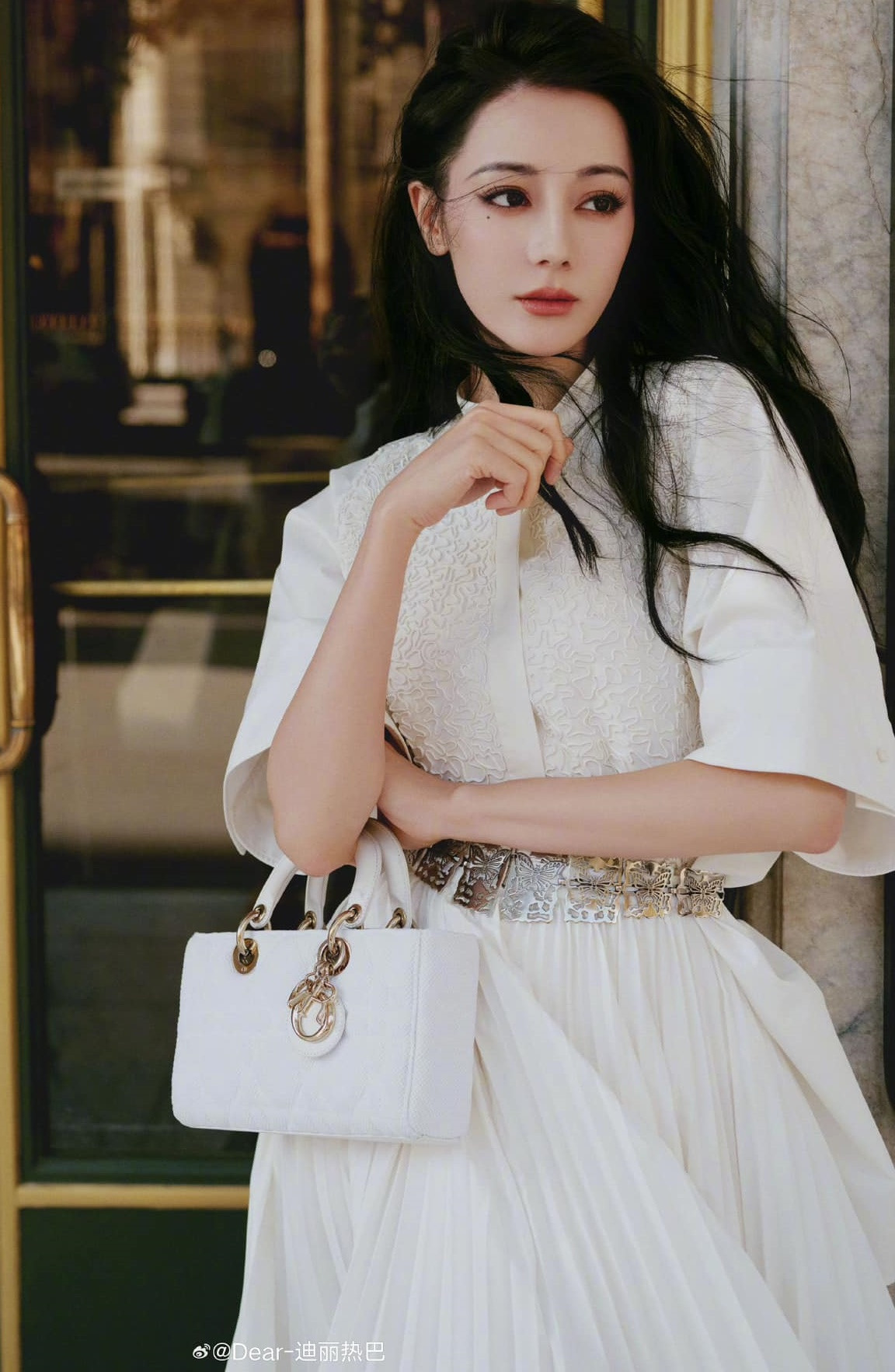 Địch Lệ Nhiệt Ba biến hóa đa phong cách mỗi lần xuất hiện, vì vậy cô được vinh danh là người định hình ngành công nghiệp thời trang toàn cầu năm 2023. Địch Lệ Nhiệt Ba biến hóa đa phong cách mỗi lần xuất hiện, vì vậy cô được vinh danh là người định hình ngành công nghiệp thời trang toàn cầu năm 2023.