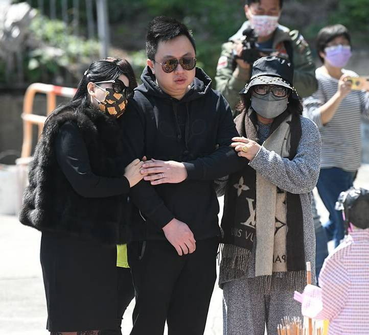 Chồng Thái Thiên Phượng suy sụp trong khi tổ chức tang lễ cho vợ.