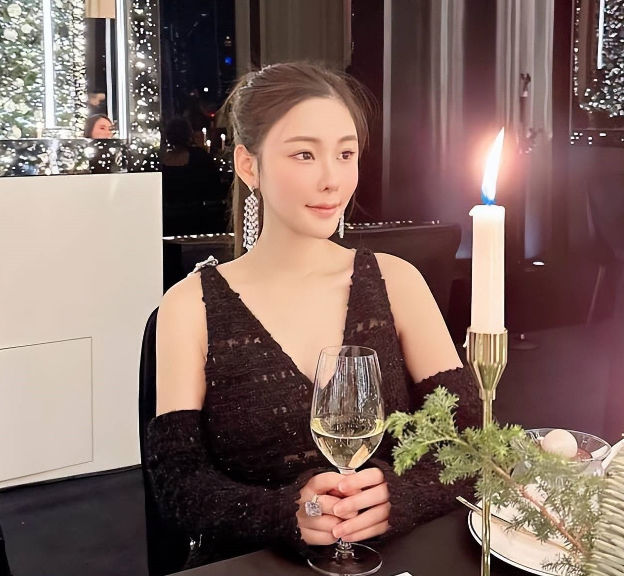 Chồng Thái Thiên Phượng suy sụp trong khi tổ chức tang lễ cho vợ.