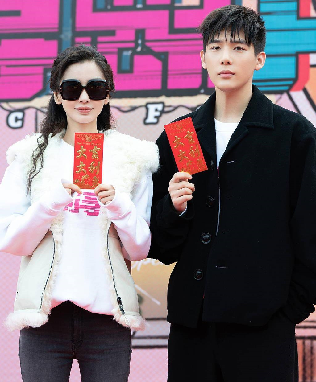 Angelababy từ nữ chính bị đẩy xuống vai trò khách mời. Hình ảnh của cô trên Weibo cũng bị đoàn phim xóa bỏ. Angelababy từ nữ chính bị đẩy xuống vai trò khách mời. Hình ảnh của cô trên Weibo cũng bị đoàn phim xóa bỏ.