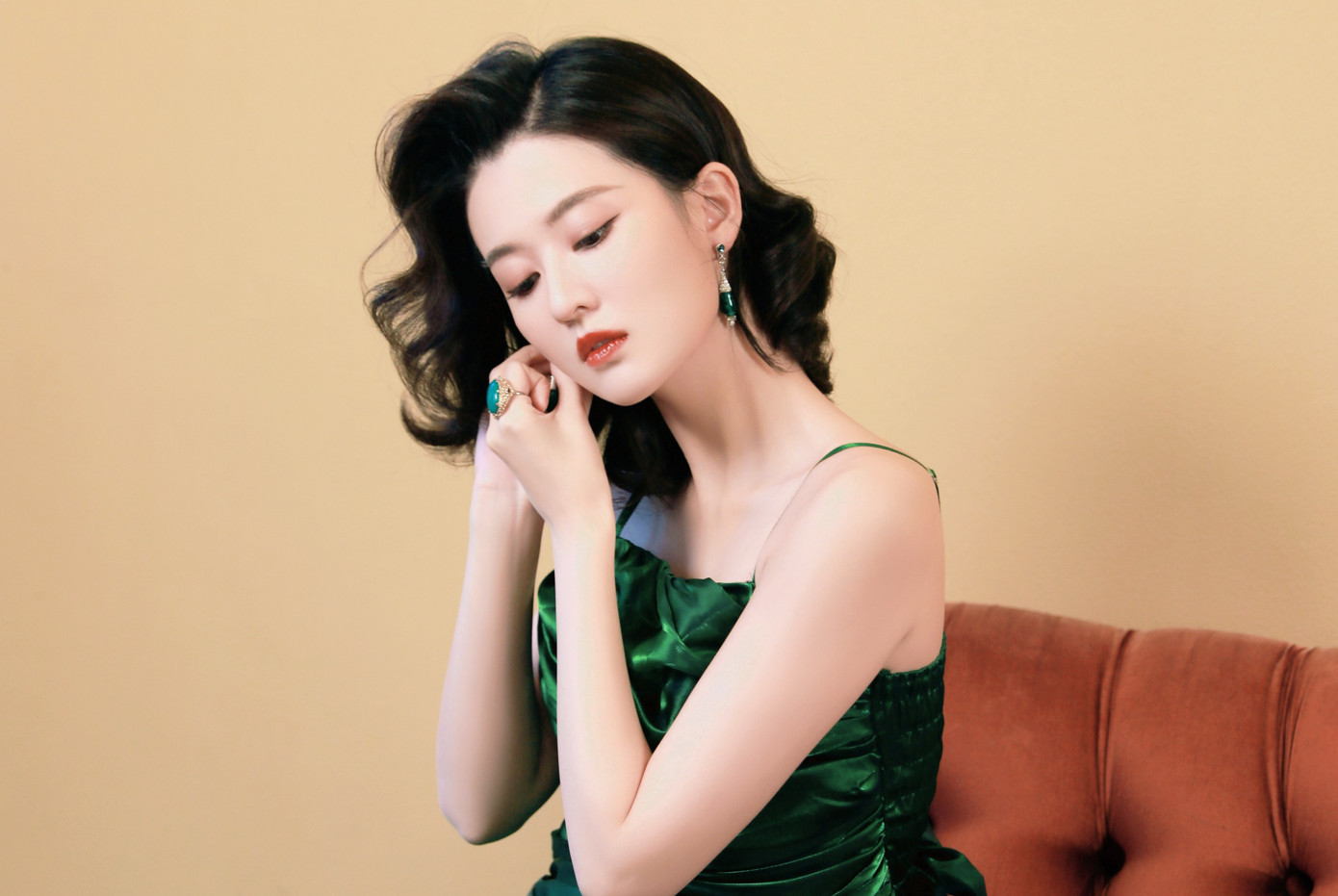 Tuy nhiên, tại thời điểm đó, Kiều Hân chỉ là ngôi sao hạng B ít tiếng tăm, vì vậy, cô bị người hâm mộ của Dương Dương chỉ trích vì lợi dụng tên tuổi nam diễn viên. Dù bạn gái tin đồn bị "mắng" thê thảm, Dương Dương vẫn không lên tiếng đính chính, khiến ấn tượng của khán giả với anh giảm sút.