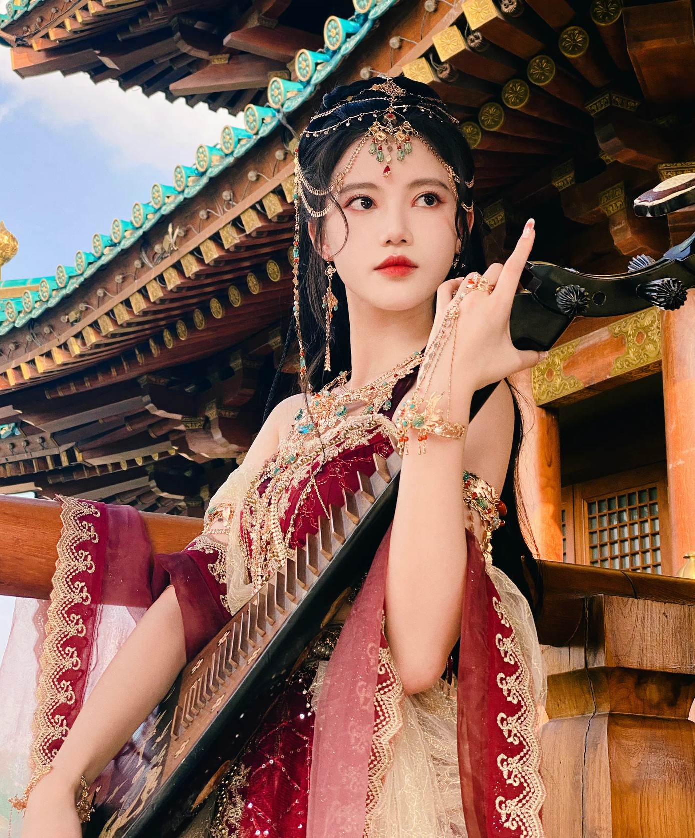 Cũng nhờ gây được ấn tượng trong phim, các hoạt động nghệ thuật của người đẹp sinh năm 2000 được chú ý hơn. Ngày 13/4, một chủ đề cảm động liên quan tới Tôn Trân Ny cũng trở thành từ hóa nóng trên Weibo. Cụ thể, năm 2021, một fan của nữ ca sĩ bị trầm cảm và mong cô khi đăng bài hãy sử dụng biểu tượng trái tim màu tím với ý nghĩa động viên. Từ đó, Tôn Trân Ny luôn giữ lời hứa đăng bài kèm trái tim màu tím và bày tỏ mong muốn người hâm mộ sẽ đồng hành cùng cô thật lâu. Người đẹp sinh năm 2000 được khen ngợi vì tốt bụng, trân trọng người hâm mộ. Cũng nhờ gây được ấn tượng trong phim, các hoạt động nghệ thuật của người đẹp sinh năm 2000 được chú ý hơn. Ngày 13/4, một chủ đề cảm động liên quan tới Tôn Trân Ny cũng trở thành từ hóa nóng trên Weibo. Cụ thể, năm 2021, một fan của nữ ca sĩ bị trầm cảm và mong cô khi đăng bài hãy sử dụng biểu tượng trái tim màu tím với ý nghĩa động viên. Từ đó, Tôn Trân Ny luôn giữ lời hứa đăng bài kèm trái tim màu tím và bày tỏ mong muốn người hâm mộ sẽ đồng hành cùng cô thật lâu. Người đẹp sinh năm 2000 được khen ngợi vì tốt bụng, trân trọng người hâm mộ.