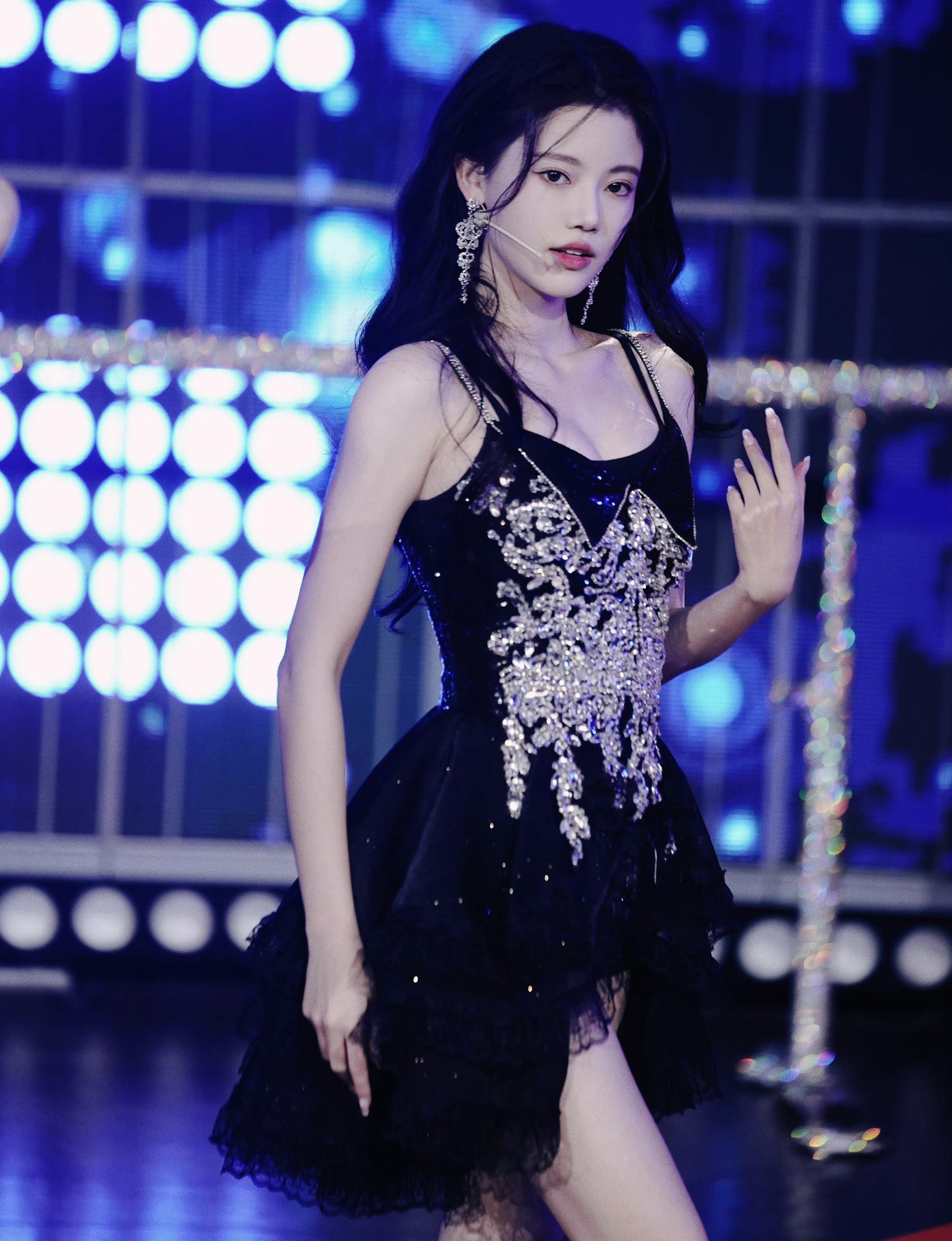 Tôn Trân Ny sinh năm 2000 tại Thượng Hải, xuất thân là ca sĩ thần tượng, thành viên của nhóm nhạc SNH48. Cô bắt đầu hoạt động nghệ thuật từ năm 2016, là thành viên của các nhóm nhạc nhỏ như HII (thuộc), Color Girls. Tôn Trân Ny từng tham gia chương trình tuyển chọn thần tượng Sáng tạo doanh 2020, đứng vị trí thứ 18. Trên sân khấu, Tôn Trân Ny thể hiện khả năng vũ đạo tốt, vóc dáng cân đối, phong cách nóng bỏng. Tôn Trân Ny sinh năm 2000 tại Thượng Hải, xuất thân là ca sĩ thần tượng, thành viên của nhóm nhạc SNH48. Cô bắt đầu hoạt động nghệ thuật từ năm 2016, là thành viên của các nhóm nhạc nhỏ như HII (thuộc), Color Girls. Tôn Trân Ny từng tham gia chương trình tuyển chọn thần tượng Sáng tạo doanh 2020, đứng vị trí thứ 18. Trên sân khấu, Tôn Trân Ny thể hiện khả năng vũ đạo tốt, vóc dáng cân đối, phong cách nóng bỏng.