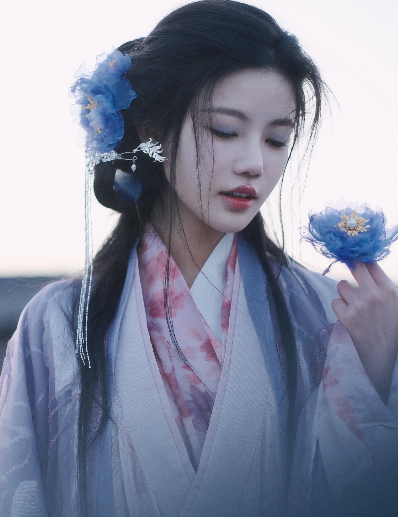 Dù không có nhiều đất diễn, mỗi khi xuất hiện, Tôn Trân Ny lại được ưu ái góc quay, cảnh đặc tả. Ngoại hình nổi bật với chiếc mũi cao, đôi mắt to tròn, làn da trắng của cô nổi bật dù đứng ở nơi đông người. Theo Sina, trong những tập đầu của Trường nguyệt tẫn minh, cảnh xuất hiện của Tôn Trân Ny được đánh giá là có sức hút với khán giả nhất. Tôn Trân Ny tăng hàng chục nghìn người hâm mộ nhờ vai diễn Phiên Nhiên, các chỉ số truyền thông của cô cũng nhảy vọt. Dù không có nhiều đất diễn, mỗi khi xuất hiện, Tôn Trân Ny lại được ưu ái góc quay, cảnh đặc tả. Ngoại hình nổi bật với chiếc mũi cao, đôi mắt to tròn, làn da trắng của cô nổi bật dù đứng ở nơi đông người. Theo Sina, trong những tập đầu của Trường nguyệt tẫn minh, cảnh xuất hiện của Tôn Trân Ny được đánh giá là có sức hút với khán giả nhất. Tôn Trân Ny tăng hàng chục nghìn người hâm mộ nhờ vai diễn Phiên Nhiên, các chỉ số truyền thông của cô cũng nhảy vọt.