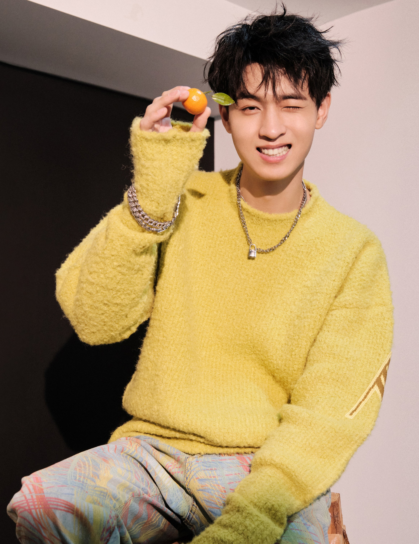 Nam diễn viên Tần Tiêu Hiền nhà có nhiều khách sạn cao cấp: Tần Tiêu Hiền là nghệ sĩ hài độc thoại của nhóm Đức Vân Xã nổi tiếng Trung Quốc. Thời gian đầu, anh không khoe gia thế, nhưng nhìn những siêu xe mà Tần Tiêu Hiền lái như Maserati, Porsche khán giả cũng phần nào biết được xuất thân giàu có của anh. Sau này, Tần Tiêu Hiền tiết lộ gia đình anh mở nhiều khách sạn 3, 4 sao và đang có kế hoạch mở thêm các khách sạn 5 sao.