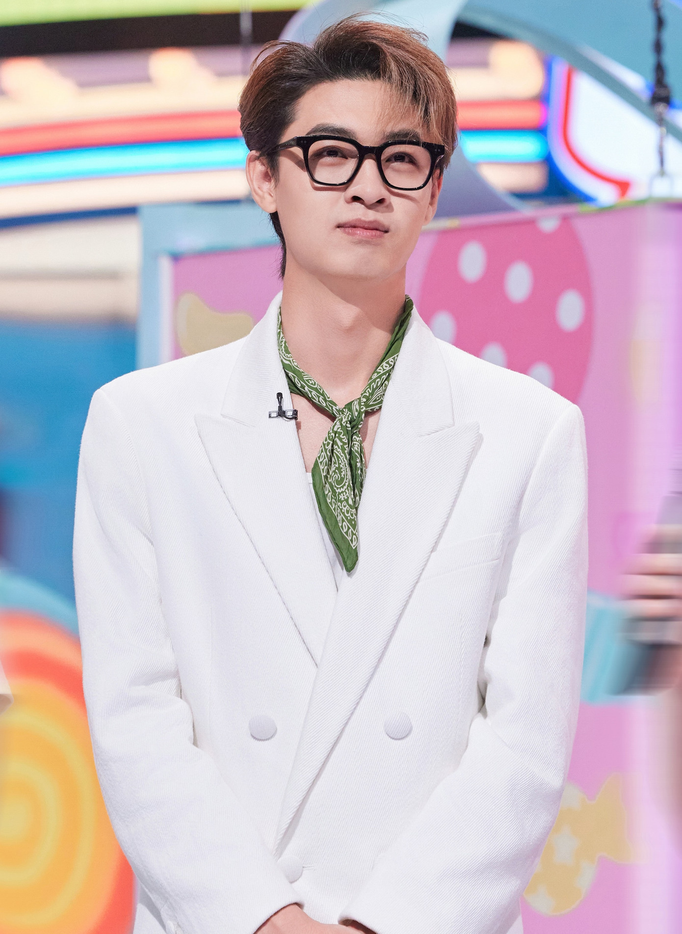 Nam diễn viên Tần Tiêu Hiền nhà có nhiều khách sạn cao cấp: Tần Tiêu Hiền là nghệ sĩ hài độc thoại của nhóm Đức Vân Xã nổi tiếng Trung Quốc. Thời gian đầu, anh không khoe gia thế, nhưng nhìn những siêu xe mà Tần Tiêu Hiền lái như Maserati, Porsche khán giả cũng phần nào biết được xuất thân giàu có của anh. Sau này, Tần Tiêu Hiền tiết lộ gia đình anh mở nhiều khách sạn 3, 4 sao và đang có kế hoạch mở thêm các khách sạn 5 sao.