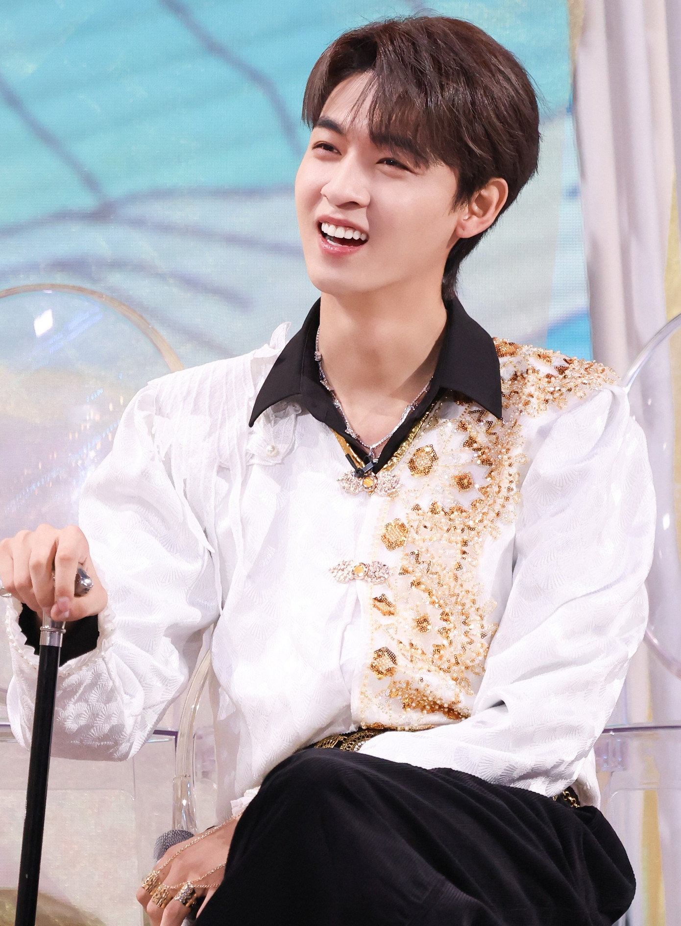 Tuy cha mẹ theo nghiệp kinh doanh, Tần Tiêu Hiền yêu thích nghệ thuật từ nhỏ. Anh tốt nghiệp Cao đẳng Kịch nghệ Bắc Kinh, hiện là một trong những thành viên nổi tiếng nhất của nhóm hài độc thoại Đức Vân Xã. Hài độc thoại của Đức Vân Xã là món ăn tinh thần không thể thiếu của khán giả Trung Quốc. Nhóm thường xuyên tổ chức các buổi biểu diễn, nhiều lần được mời tham gia chương trình Xuân Vãn đón chào năm mới trên đài truyền hình Trung ương Trung Quốc CCTV. Tần Tiêu Hiền không dựa vào cha mẹ mà bằng tài năng của mình trở thành một trong những nghệ sĩ được yêu thích nhất hiện tại tại Trung Quốc ở thể loại này.