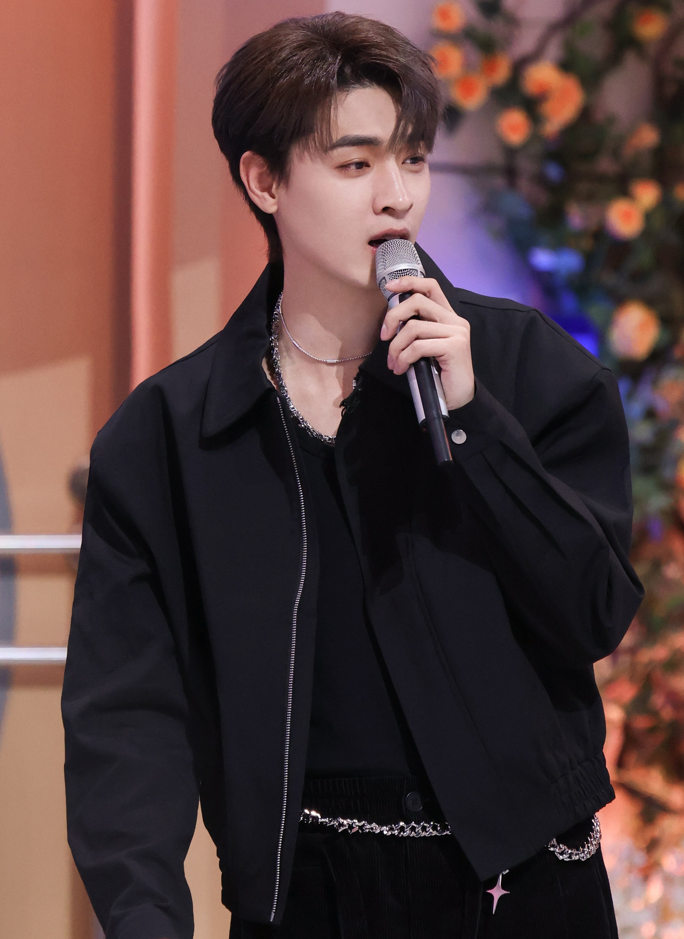 Tuy cha mẹ theo nghiệp kinh doanh, Tần Tiêu Hiền yêu thích nghệ thuật từ nhỏ. Anh tốt nghiệp Cao đẳng Kịch nghệ Bắc Kinh, hiện là một trong những thành viên nổi tiếng nhất của nhóm hài độc thoại Đức Vân Xã. Hài độc thoại của Đức Vân Xã là món ăn tinh thần không thể thiếu của khán giả Trung Quốc. Nhóm thường xuyên tổ chức các buổi biểu diễn, nhiều lần được mời tham gia chương trình Xuân Vãn đón chào năm mới trên đài truyền hình Trung ương Trung Quốc CCTV. Tần Tiêu Hiền không dựa vào cha mẹ mà bằng tài năng của mình trở thành một trong những nghệ sĩ được yêu thích nhất hiện tại tại Trung Quốc ở thể loại này.