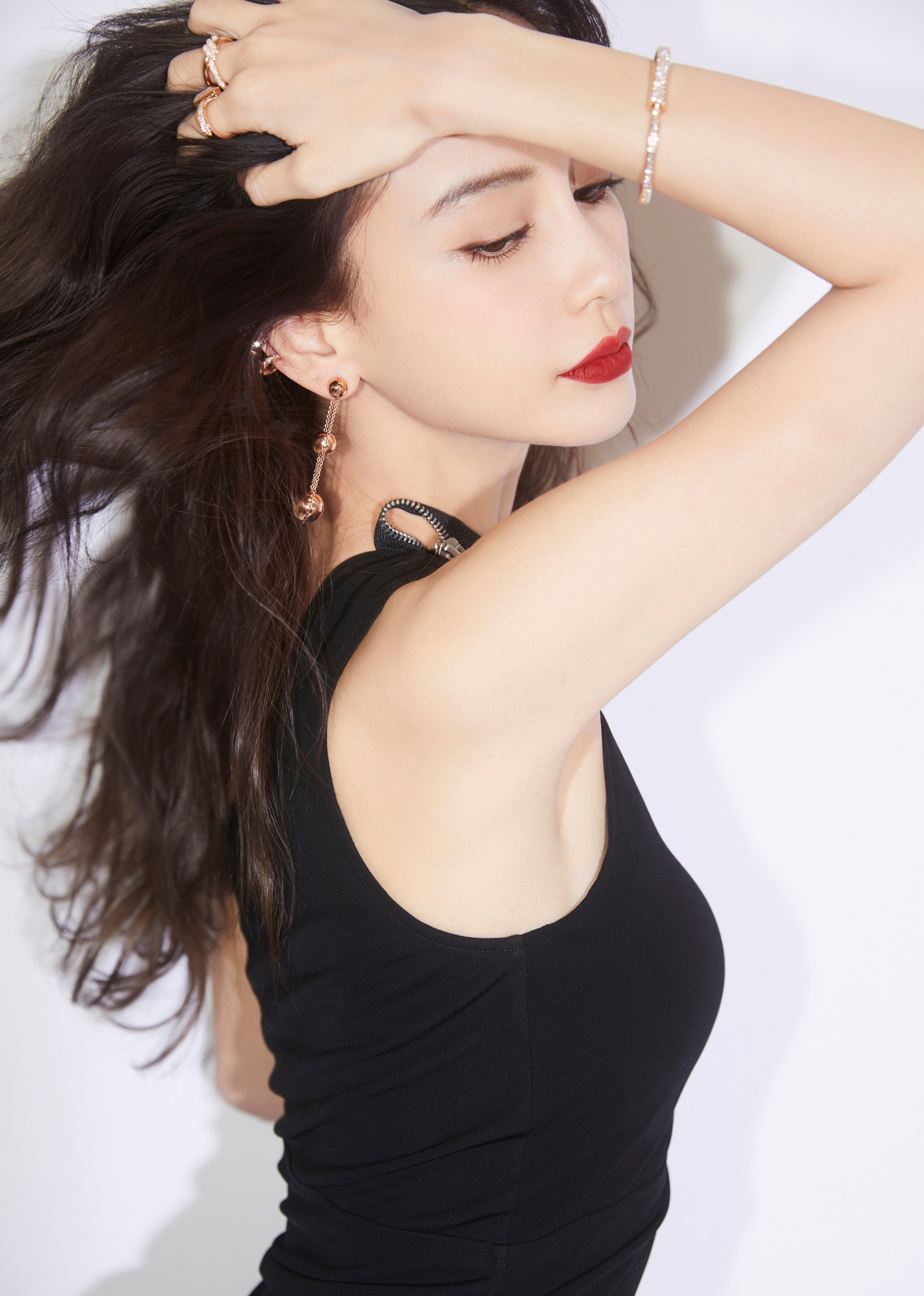 Angelababy khiến fan lo lắng khi bị &quot;thương hiệu ruột&quot; bỏ rơi.