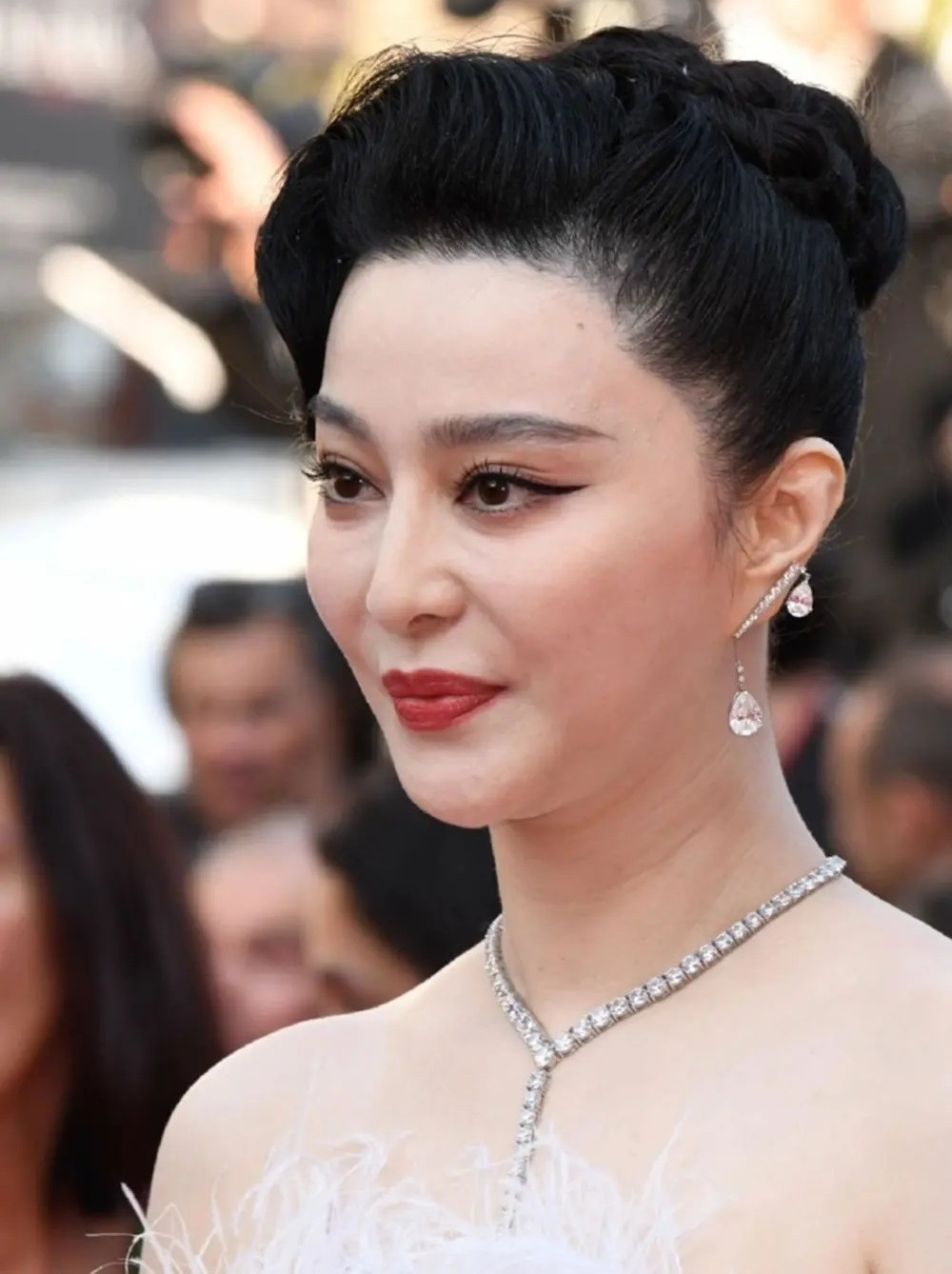 Hình ảnh chưa chỉnh sửa của Phạm Băng Băng trở thành đề tài bàn luận của khán giả. Công chúng không còn bị đánh lừa về nhan sắc vĩnh cửu của nữ hoàng thảm đỏ.