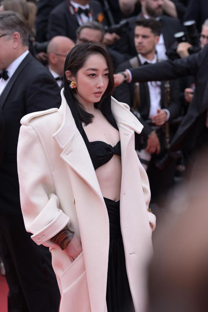 Nhân vật gây chú ý khác là nữ diễn viên trẻ Tưởng Mộng Tiệp. Theo Sina, Tưởng Mộng Tiệp mặc trang phục hở bạo, nhưng bị nhận xét là kém thanh lịch và thiếu tinh tế. Trên thảm đỏ, truyền thông quốc tế không biết Tưởng Mộng Tiệp là ai, cô không được đọc tên cũng như chiếu hình ảnh. Giữa tháng 4, Tưởng Mộng Tiệp tiết lộ cô bị quay lén clip nhạy cảm và phát tán trên trang web khiêu dâm. Thậm chí, có người đã liên hệ với cô để tống tiền buộc nữ diễn viên phải báo cảnh sát.