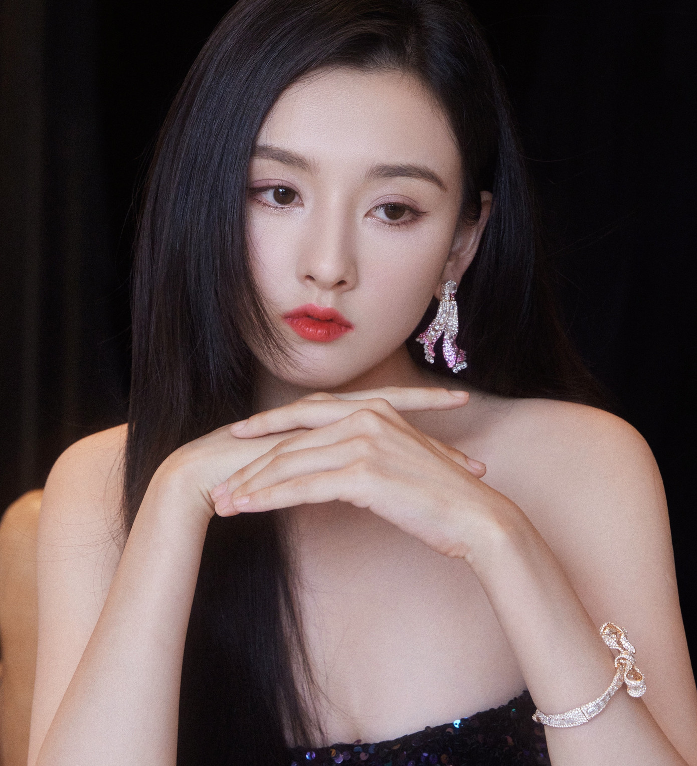 Tên tuổi của Tống Tổ Nhi bị hoen ố khi nhắc lại loạt scandal trong quá khứ.