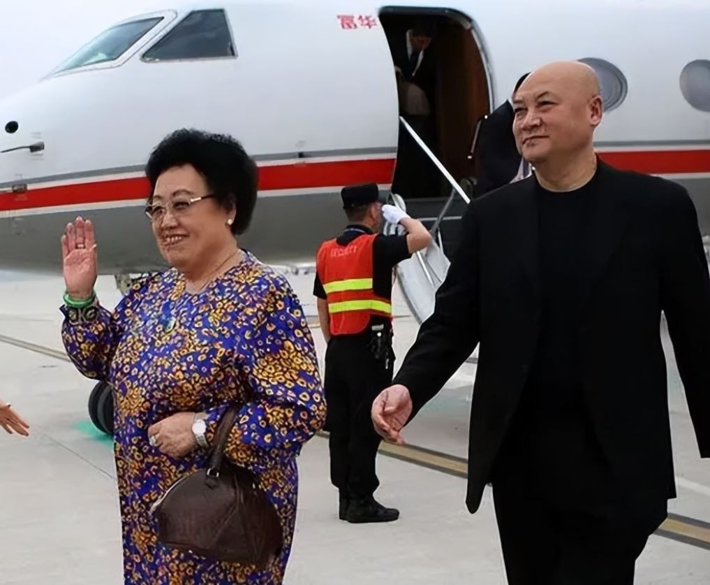 &quot;Đường Tăng&quot; Trì Trọng Thụy theo sát bà xã trong các sự kiện.