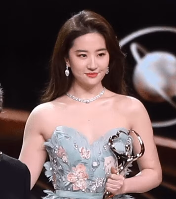 Lưu Diệc Phi thường bị bóc mẽ thân hình kém thon gọn, khác với hình ảnh phía "Thần tiên tỷ tỷ" đăng tải.