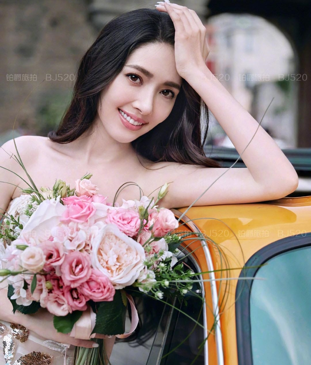 Vẻ đẹp tựa nữ thần của Quách Bích Đình thời thanh xuân. Trong bức ảnh cưới cách đây 3 năm, nữ diễn viên vẫn còn vẻ trẻ trung tươi tắn.