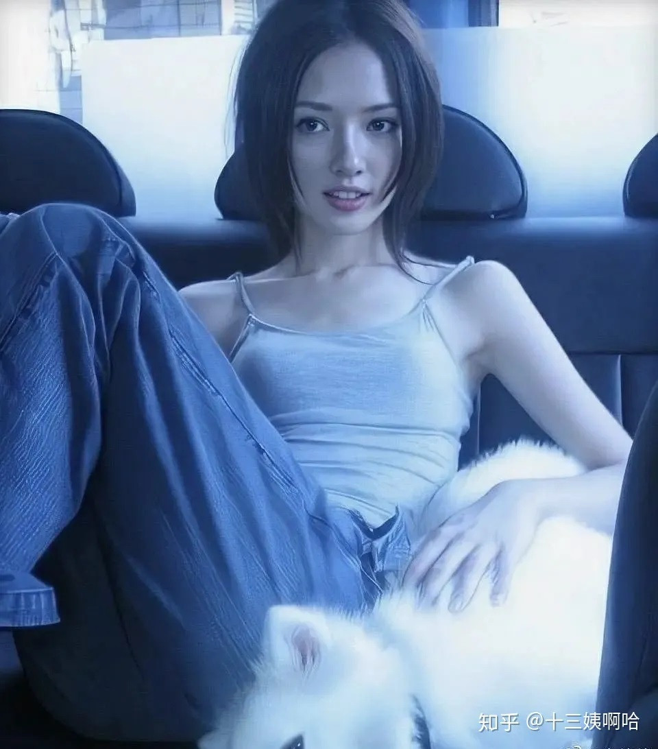 Vẻ đẹp tựa nữ thần của Quách Bích Đình thời thanh xuân. Trong bức ảnh cưới cách đây 3 năm, nữ diễn viên vẫn còn vẻ trẻ trung tươi tắn.