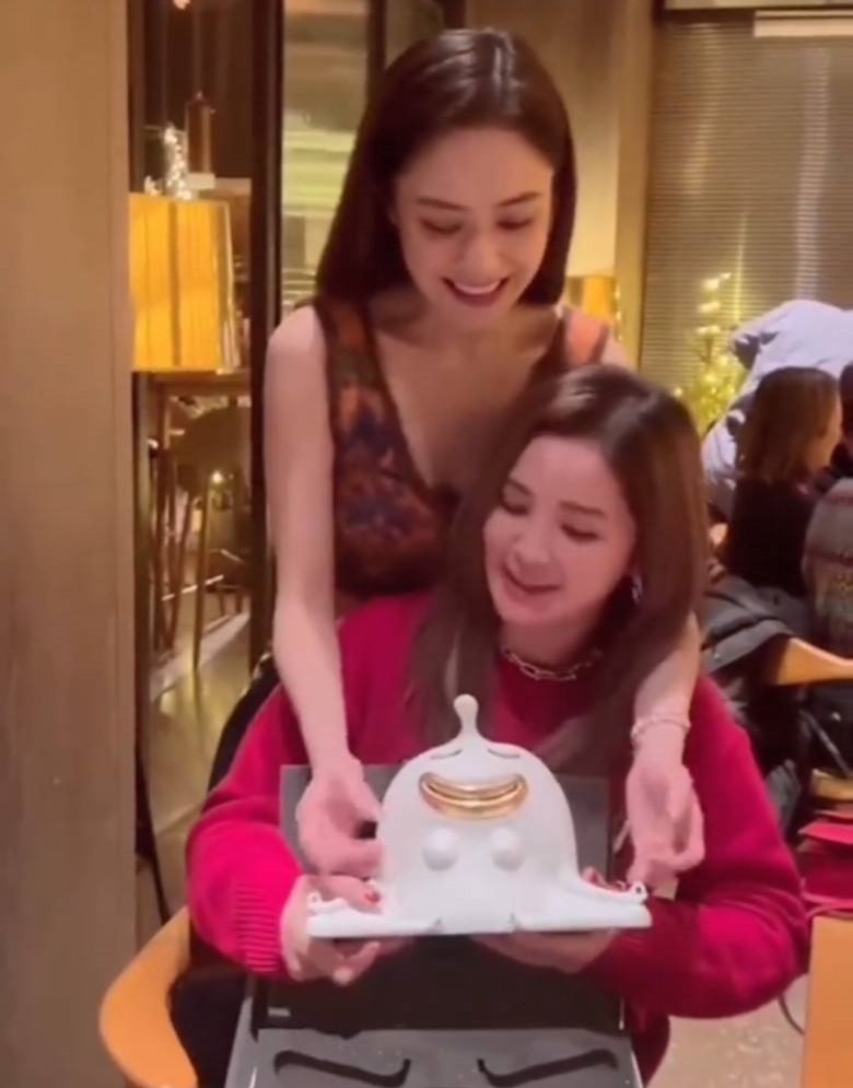 Tình trạng sức khỏe đáng lo ngại của Chung Hân Đồng. Tình trạng sức khỏe đáng lo ngại của Chung Hân Đồng.