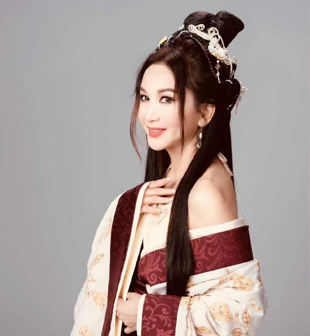 Ôn Bích Hà và Trịnh Tử Thành gặp lại sau 22 năm. Ôn Bích Hà và Trịnh Tử Thành gặp lại sau 22 năm.