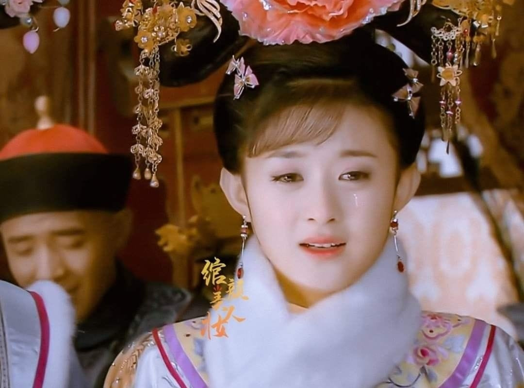 Trên mạng xã hội Weibo, khi nhìn lại những hình ảnh Triệu Lệ Dĩnh ở tuổi 24 khán giả khen ngợi cô có diễn xuất cuốn hút dù không qua trường lớp đào tạo chính quy và có vẻ đẹp dễ mến hợp với dòng phim cổ trang. Sau 12 năm, hiện tại khí chất của Triệu Lệ Dĩnh đã thay đổi. Nữ diễn viên tự tin, mạnh mẽ hơn, cô dám đảm nhiệm những vai diễn gai góc, có chiều sâu nội tâm như Ai là hung thủ, Hạnh Phúc đến Vạn gia, Gió thổi Bán Hạ.