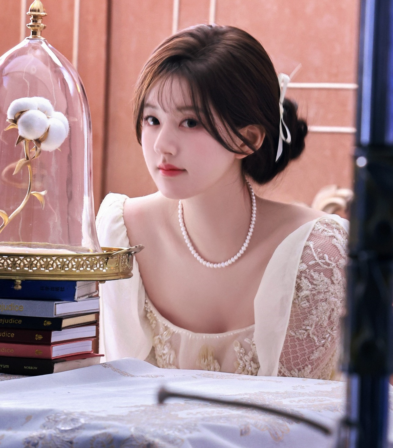 Triệu Lộ Tư với vẻ ngoài được đánh giá đẹp hơn Địch Lệ Nhiệt Ba khi đóng phim.