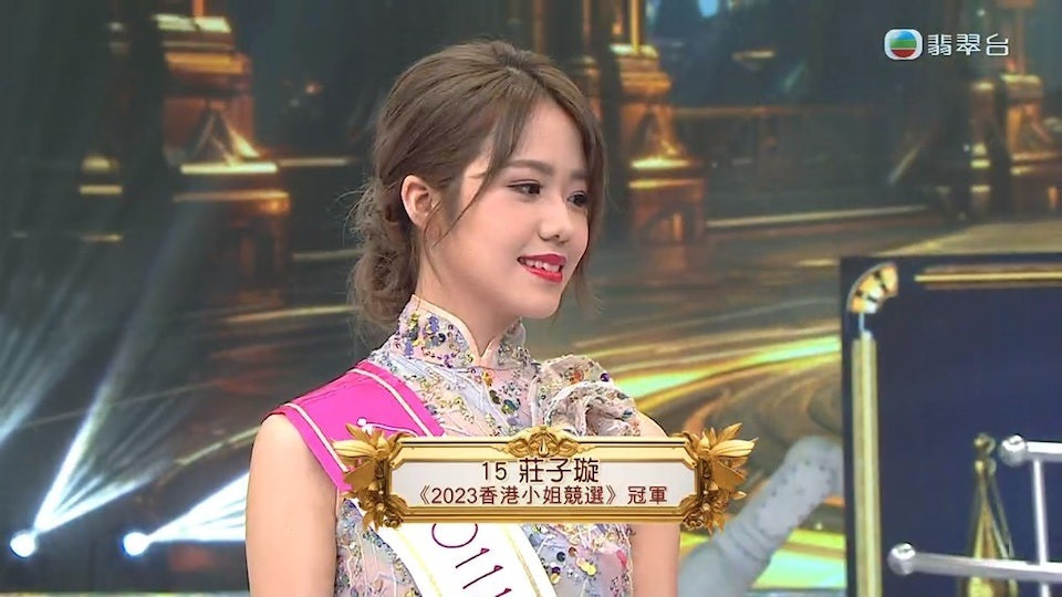 Theo HK01, kết quả cuộc thi năm nay không tạo bất ngờ, ngay từ những ngày đầu tiên tham gia Trang Tử Tuyền đã được đánh giá là đối thủ nặng ký. Trang Tử Tuyền là du học sinh ngành Thực phẩm dinh dưỡng tại Đại học Hong Kong (ngôi trường đứng thứ 36 trong top 50 đại học tốt nhất thế giới), đây cũng là ngành mà Hoa hậu Hong Kong 2016 Phùng Doanh Doanh theo học. Trang Tử Tuyền có vẻ đẹp ngây thơ, phong cách ngọt ngào giống nữ ca sĩ Hàn Quốc IU. Theo HK01, kết quả cuộc thi năm nay không tạo bất ngờ, ngay từ những ngày đầu tiên tham gia Trang Tử Tuyền đã được đánh giá là đối thủ nặng ký. Trang Tử Tuyền là du học sinh ngành Thực phẩm dinh dưỡng tại Đại học Hong Kong (ngôi trường đứng thứ 36 trong top 50 đại học tốt nhất thế giới), đây cũng là ngành mà Hoa hậu Hong Kong 2016 Phùng Doanh Doanh theo học. Trang Tử Tuyền có vẻ đẹp ngây thơ, phong cách ngọt ngào giống nữ ca sĩ Hàn Quốc IU.