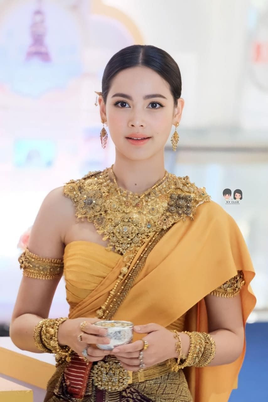 Bên cạnh đó, nữ diễn viên Yaya Urassaya cũng hóa thân thành nữ thần Kitima Devi trong một sự kiện mang tên The iconic songkran festival 2023 do trung tâm thương mại Siam tổ chức.