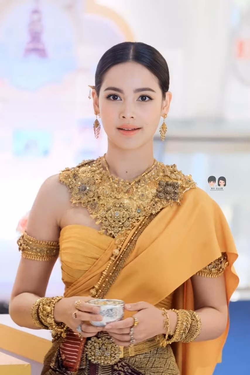 Bên cạnh đó, nữ diễn viên Yaya Urassaya cũng hóa thân thành nữ thần Kitima Devi trong một sự kiện mang tên The iconic songkran festival 2023 do trung tâm thương mại Siam tổ chức.