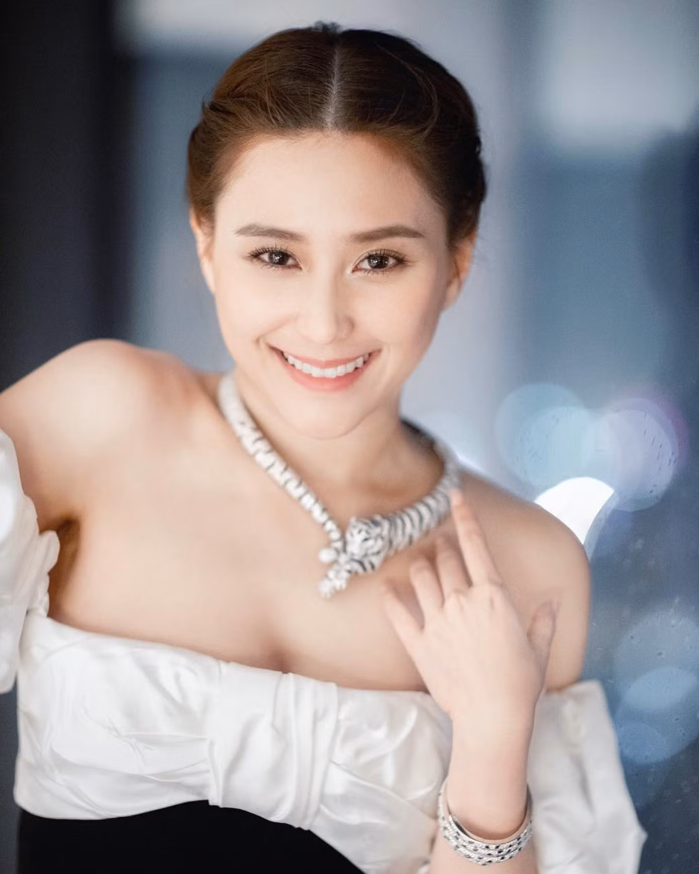 Các cuộc tình của Hà Siêu Liên cũng là tâm điểm chú ý của báo giới. Trong đó, cô công khai ba cuộc tình cùng nam ca sĩ Ngô Khắc Quần, doanh nhân tỷ phú Hoắc Khải Cương và nam diễn viên Đậu Kiêu.