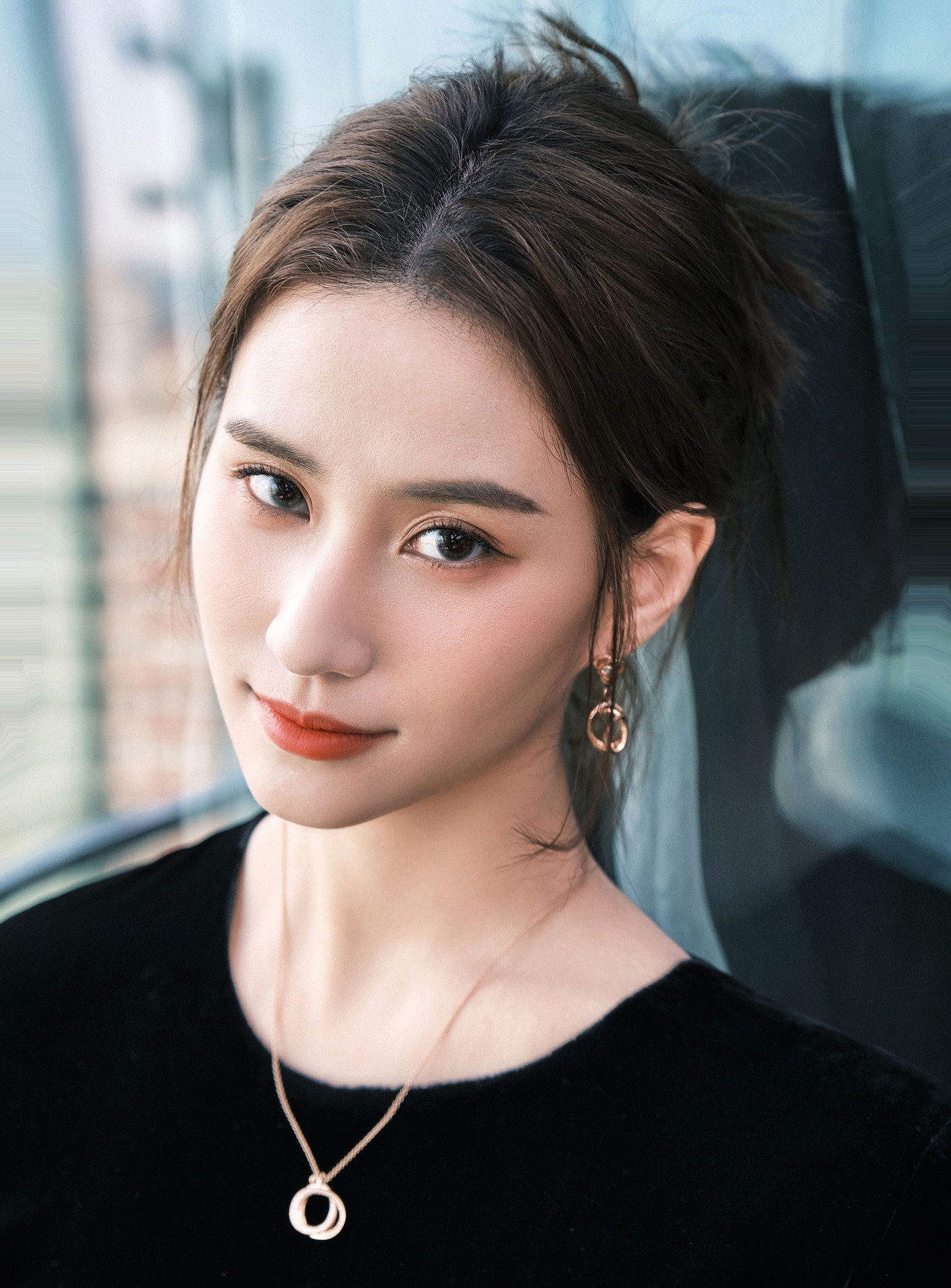 Hà Siêu Liên sinh năm 1991, là con gái đẹp nhất của cố tỷ phú Hà Hồng Sân và bà ba Trần Uyển Trân. Ngay từ khi chào đời, Hà Siêu Liên đã được chú ý nhờ người cha là nhân vật truyền kỳ trong giới tỷ phú người Hoa. Bản thân cô có vẻ ngoài nổi bật, học thức cao, tốt nghiệp đại học tại Anh và có mối quan hệ thân thiết với nhiều ngôi sao lớn. Hà Siêu Liên sinh năm 1991, là con gái đẹp nhất của cố tỷ phú Hà Hồng Sân và bà ba Trần Uyển Trân. Ngay từ khi chào đời, Hà Siêu Liên đã được chú ý nhờ người cha là nhân vật truyền kỳ trong giới tỷ phú người Hoa. Bản thân cô có vẻ ngoài nổi bật, học thức cao, tốt nghiệp đại học tại Anh và có mối quan hệ thân thiết với nhiều ngôi sao lớn.