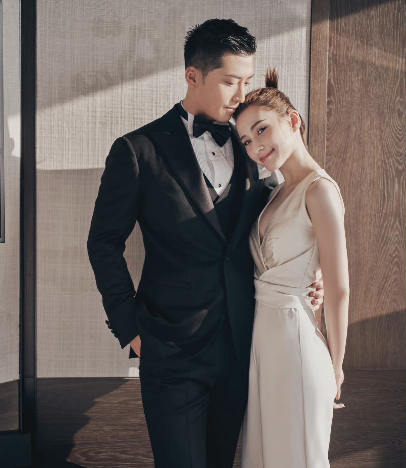 Theo Sohu, Hà Siêu Liên sinh ra đã "ngậm thìa vàng", là tiểu thư cành vàng lá ngọc, nhưng cô cũng chịu nhiều áp lực. Nữ người mẫu từng chia sẻ khi còn bé cô bị bắt cóc ba lần, do đó lúc nào cũng có vệ sĩ ở bên cạnh. Trong cuộc sống, mọi người áp dụng những tiêu chuẩn cao hơn cho Hà Siêu Liên vì cô là "con gái của vua sòng bạc", ví dụ như tiền thuê nhà kinh doanh của cô sẽ đắt hơn, phải trả phí dịch vụ cao hơn... Nhưng Hà Siêu Liên cũng là cô gái coi trọng tình cảm, muốn sớm lập gia đình nhưng lại bị phản bội. Hiện tại, ở tuổi 32, cô đã tìm được người đàn ông dành cho mình. Theo Sohu, Hà Siêu Liên sinh ra đã "ngậm thìa vàng", là tiểu thư cành vàng lá ngọc, nhưng cô cũng chịu nhiều áp lực. Nữ người mẫu từng chia sẻ khi còn bé cô bị bắt cóc ba lần, do đó lúc nào cũng có vệ sĩ ở bên cạnh. Trong cuộc sống, mọi người áp dụng những tiêu chuẩn cao hơn cho Hà Siêu Liên vì cô là "con gái của vua sòng bạc", ví dụ như tiền thuê nhà kinh doanh của cô sẽ đắt hơn, phải trả phí dịch vụ cao hơn... Nhưng Hà Siêu Liên cũng là cô gái coi trọng tình cảm, muốn sớm lập gia đình nhưng lại bị phản bội. Hiện tại, ở tuổi 32, cô đã tìm được người đàn ông dành cho mình.