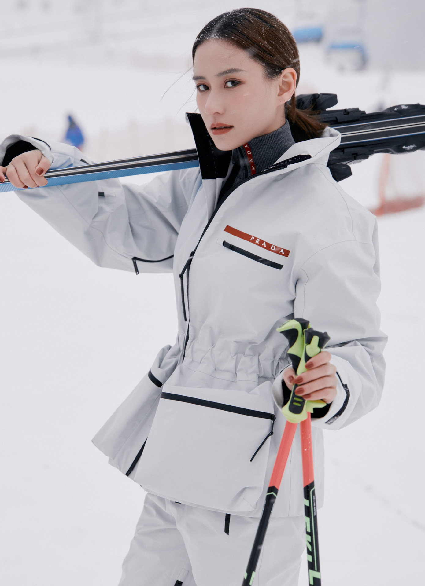 Tuy nhiên, chuyện tình cảm công khai cũng đem lại nhiều rắc rối cho cặp đôi. Năm 2022, khi Đậu Kiêu có bộ phim Cảnh đẹp ngày vui biết bao giờ đóng cùng Trần Đô Linh được yêu thích, Hà Siêu Liên nhiều lần đăng bài ủng hộ bạn trai, nhưng cô lại bị một số khán giả yêu thích nhân vật trong phim chê bai, chỉ trích cô muốn gây chuyện. Tuy nhiên, chuyện tình cảm công khai cũng đem lại nhiều rắc rối cho cặp đôi. Năm 2022, khi Đậu Kiêu có bộ phim Cảnh đẹp ngày vui biết bao giờ đóng cùng Trần Đô Linh được yêu thích, Hà Siêu Liên nhiều lần đăng bài ủng hộ bạn trai, nhưng cô lại bị một số khán giả yêu thích nhân vật trong phim chê bai, chỉ trích cô muốn gây chuyện.