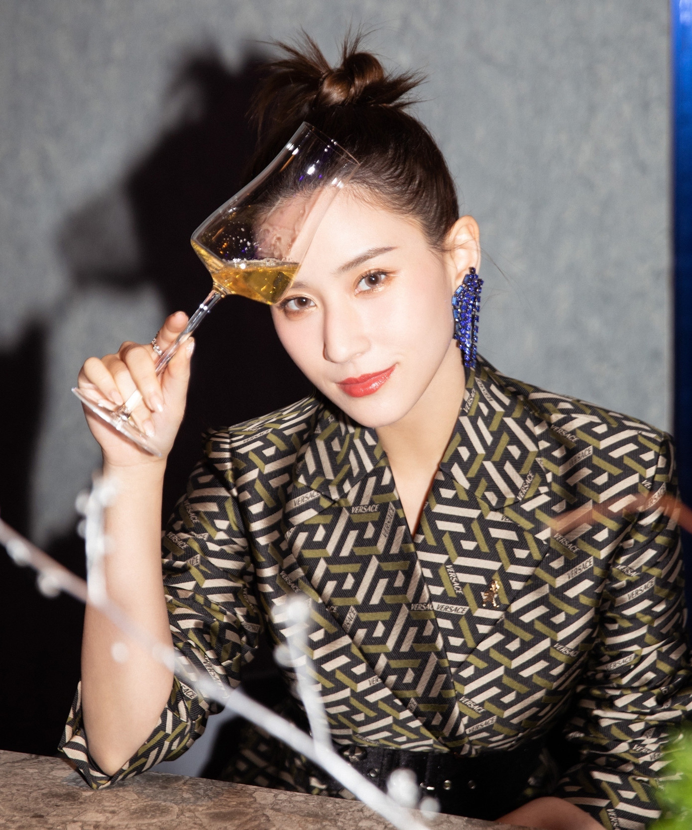 Đáp lại, Hà Siêu Liên cho biết những lời mắng chửi của khán giả không ảnh hưởng vì cô không biết họ. Tuy nhiên, sau khi phim kết thúc, người đẹp cũng hạn chế khoe hình tình cảm. Điều này khiến cho công chúng nhầm tưởng cả hai âm thầm chia tay. Tuy nhiên, theo bạn của Đậu Kiêu, cặp đôi đã dọn về sống chung để tập làm quen với cuộc sống sau khi kết hôn. Họ muốn giữ tình yêu kín đáo, không bị truyền thông soi mói. Đáp lại, Hà Siêu Liên cho biết những lời mắng chửi của khán giả không ảnh hưởng vì cô không biết họ. Tuy nhiên, sau khi phim kết thúc, người đẹp cũng hạn chế khoe hình tình cảm. Điều này khiến cho công chúng nhầm tưởng cả hai âm thầm chia tay. Tuy nhiên, theo bạn của Đậu Kiêu, cặp đôi đã dọn về sống chung để tập làm quen với cuộc sống sau khi kết hôn. Họ muốn giữ tình yêu kín đáo, không bị truyền thông soi mói.