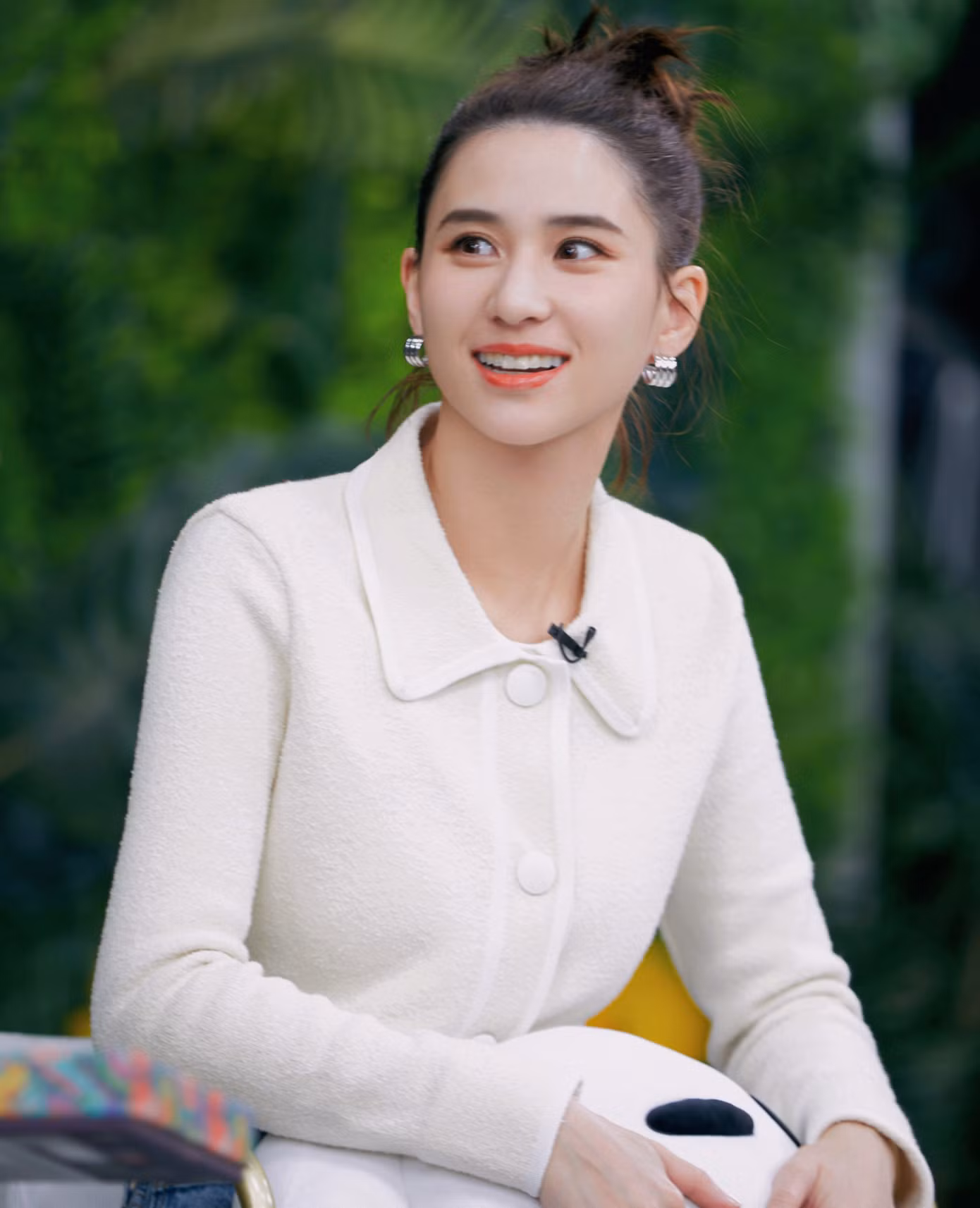 Hà Siêu Liên hẹn hò Ngô Khắc Quần từ khi sự nghiệp của anh còn chưa khởi sắc. Tuy nhiên, trong 4 năm bên nhau, Ngô Khắc Quần khiến bạn gái chịu thiệt thòi khi không công khai tình cảm dù họ nhiều lần bị bắt gặp tình tứ. Năm 2014, chỉ vài tháng sau khi Ngô Khắc Quần và Hà Siêu Liên thừa nhận đang trong mối quan hệ tình ái nồng thắm, họ tuyên bố đường ai nấy đi trong sự bất ngờ của công chúng.