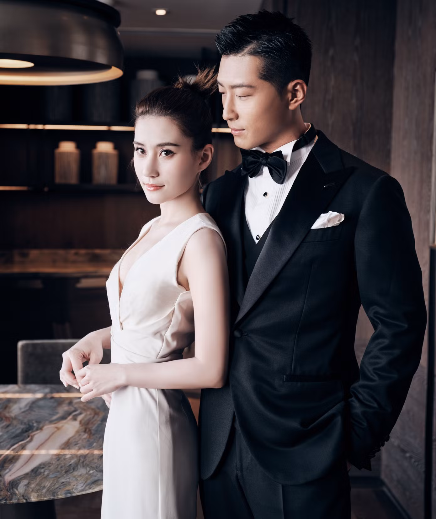 Hà Siêu Liên và Đậu Kiêu hẹn hò từ năm 2019. Khác với Ngô Khắc Quần, nam diễn viên không ngại khoe ảnh tình cảm của cả hai lên mạng xã hội với những lời khen và hành động yêu chiều cô hết mực. Nhiều lần, Hà Siêu Liên cũng thể hiện niềm hạnh phúc khi tìm thấy người luôn sẵn lòng dành thời gian để ở bên cô.