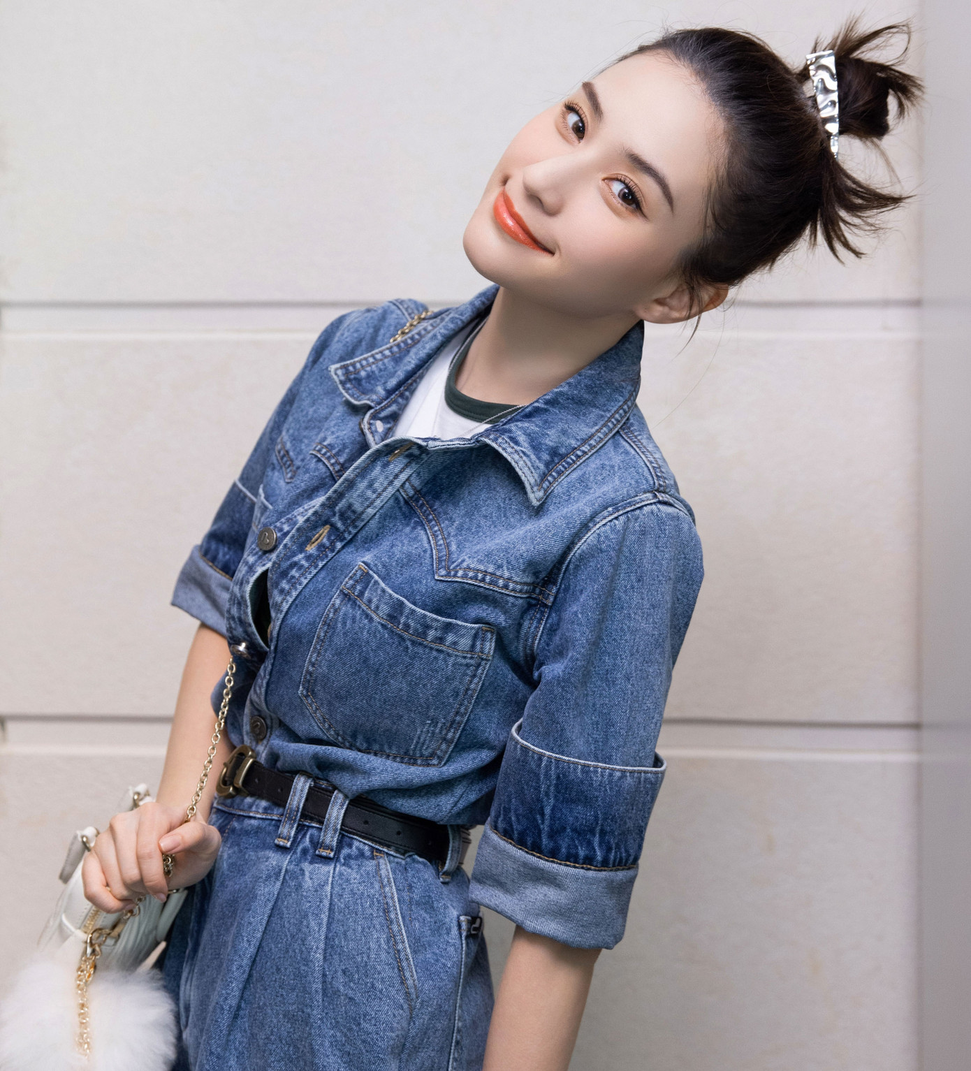 Ngô Khắc Quần chia sẻ tình yêu của họ chấm dứt vì quan niệm khác biệt. Dù còn trẻ, Hà Siêu Liên lại muốn nhanh chóng lập gia đình, sinh con, có hạnh phúc êm đềm. Trong khi đó, nam ca sĩ lại chưa muốn kết hôn, không muốn bị tờ hôn thú ràng buộc. Ngô Khắc Quần chia sẻ tình yêu của họ chấm dứt vì quan niệm khác biệt. Dù còn trẻ, Hà Siêu Liên lại muốn nhanh chóng lập gia đình, sinh con, có hạnh phúc êm đềm. Trong khi đó, nam ca sĩ lại chưa muốn kết hôn, không muốn bị tờ hôn thú ràng buộc.