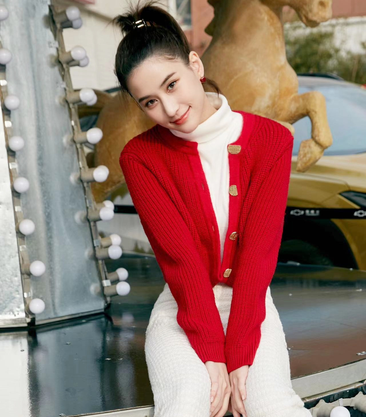 Bên cạnh đó, Hà Siêu Liên còn hẹn hò với Hoắc Khải Cương, cháu trai của tỷ phú Hong Kong Hoắc Anh Đông, thuộc gia tộc quyền lực bậc nhất xứ Hương Cảnh. Tuy nhiên, cuộc tình của họ không được ủng hộ vì hai gia đình là đối thủ. Cuối cùng Hoắc Khải Đông kết hôn với "nữ hoàng nhảy cầu" Quách Tinh Tinh và có cuộc sống yên bình. Bên cạnh đó, Hà Siêu Liên còn hẹn hò với Hoắc Khải Cương, cháu trai của tỷ phú Hong Kong Hoắc Anh Đông, thuộc gia tộc quyền lực bậc nhất xứ Hương Cảnh. Tuy nhiên, cuộc tình của họ không được ủng hộ vì hai gia đình là đối thủ. Cuối cùng Hoắc Khải Đông kết hôn với "nữ hoàng nhảy cầu" Quách Tinh Tinh và có cuộc sống yên bình.