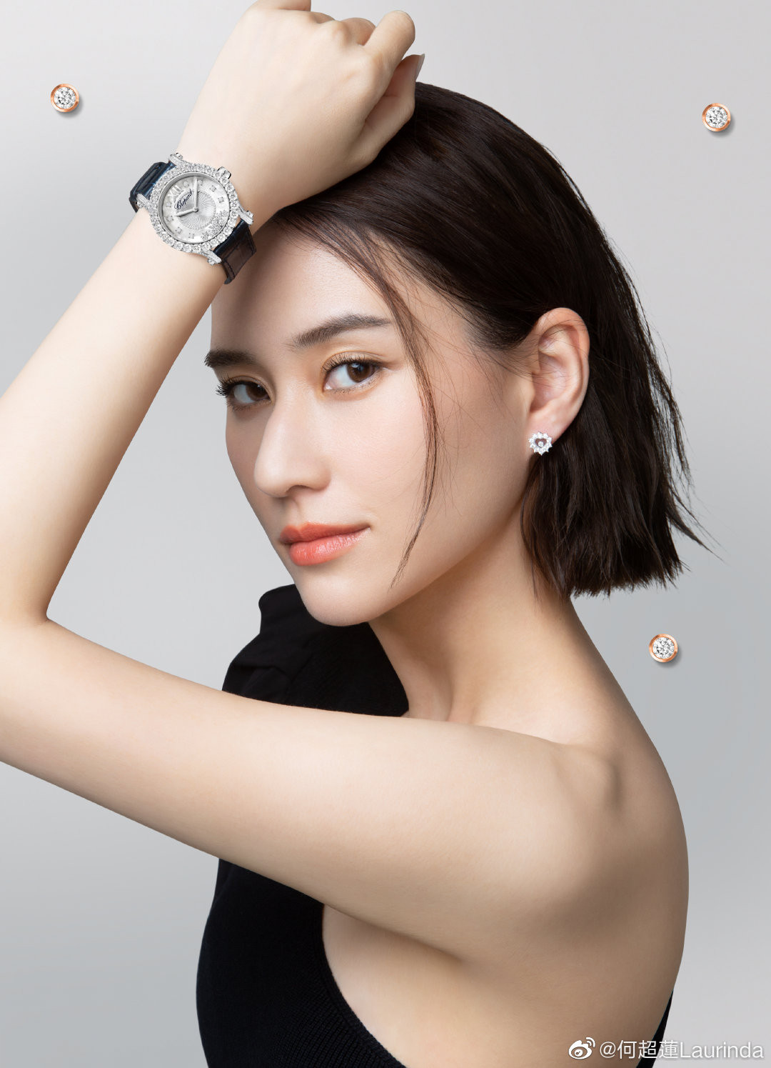 Hà Siêu Liên sinh năm 1991, là con gái đẹp nhất của cố tỷ phú Hà Hồng Sân và bà ba Trần Uyển Trân. Ngay từ khi chào đời, Hà Siêu Liên đã được chú ý nhờ người cha là nhân vật truyền kỳ trong giới tỷ phú người Hoa. Bản thân cô có vẻ ngoài nổi bật, học thức cao, tốt nghiệp đại học tại Anh và có mối quan hệ thân thiết với nhiều ngôi sao lớn. Hà Siêu Liên sinh năm 1991, là con gái đẹp nhất của cố tỷ phú Hà Hồng Sân và bà ba Trần Uyển Trân. Ngay từ khi chào đời, Hà Siêu Liên đã được chú ý nhờ người cha là nhân vật truyền kỳ trong giới tỷ phú người Hoa. Bản thân cô có vẻ ngoài nổi bật, học thức cao, tốt nghiệp đại học tại Anh và có mối quan hệ thân thiết với nhiều ngôi sao lớn.