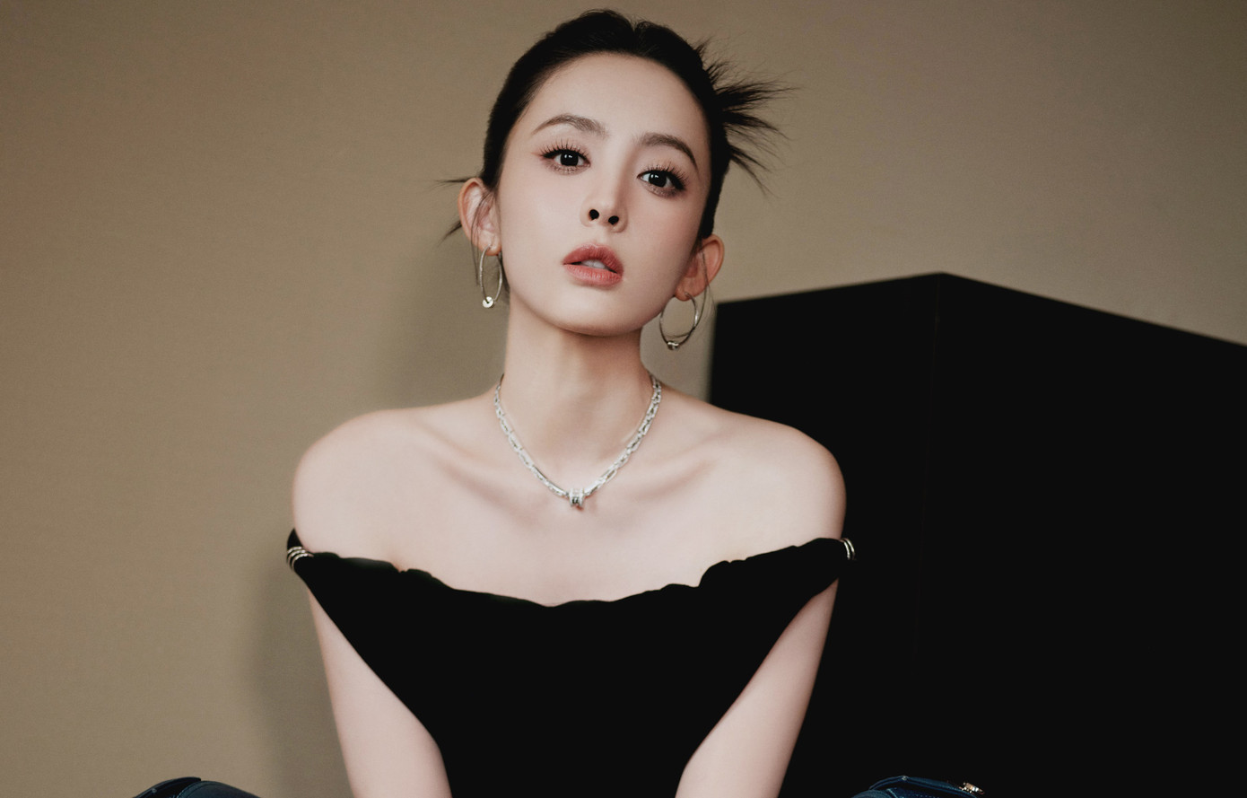 Nhưng chưa kịp vui mừng, Cổ Lực Na Trát đã sai lầm khi xây dựng hình ảnh ngọc nữ băng thanh ngọc khiết, không vướng bụi trần. Cô chia sẻ e ngại khi đóng cảnh hôn với Hồ Ca vì chưa có người yêu, đồng thời khẳng định bản thân chưa từng mặc bikini và sẽ không đóng cảnh giường chiếu. Thế nhưng, ngay sau đó, những hình ảnh Cổ Lực Na Trát mặc bikini khi thi sắc đẹp, làm người mẫu lan tràn trên mạng. Thậm chí, nữ diễn viên còn bị đào lại ảnh nóng cùng nhiều người đàn ông khác nhau. Nhưng chưa kịp vui mừng, Cổ Lực Na Trát đã sai lầm khi xây dựng hình ảnh ngọc nữ băng thanh ngọc khiết, không vướng bụi trần. Cô chia sẻ e ngại khi đóng cảnh hôn với Hồ Ca vì chưa có người yêu, đồng thời khẳng định bản thân chưa từng mặc bikini và sẽ không đóng cảnh giường chiếu. Thế nhưng, ngay sau đó, những hình ảnh Cổ Lực Na Trát mặc bikini khi thi sắc đẹp, làm người mẫu lan tràn trên mạng. Thậm chí, nữ diễn viên còn bị đào lại ảnh nóng cùng nhiều người đàn ông khác nhau.