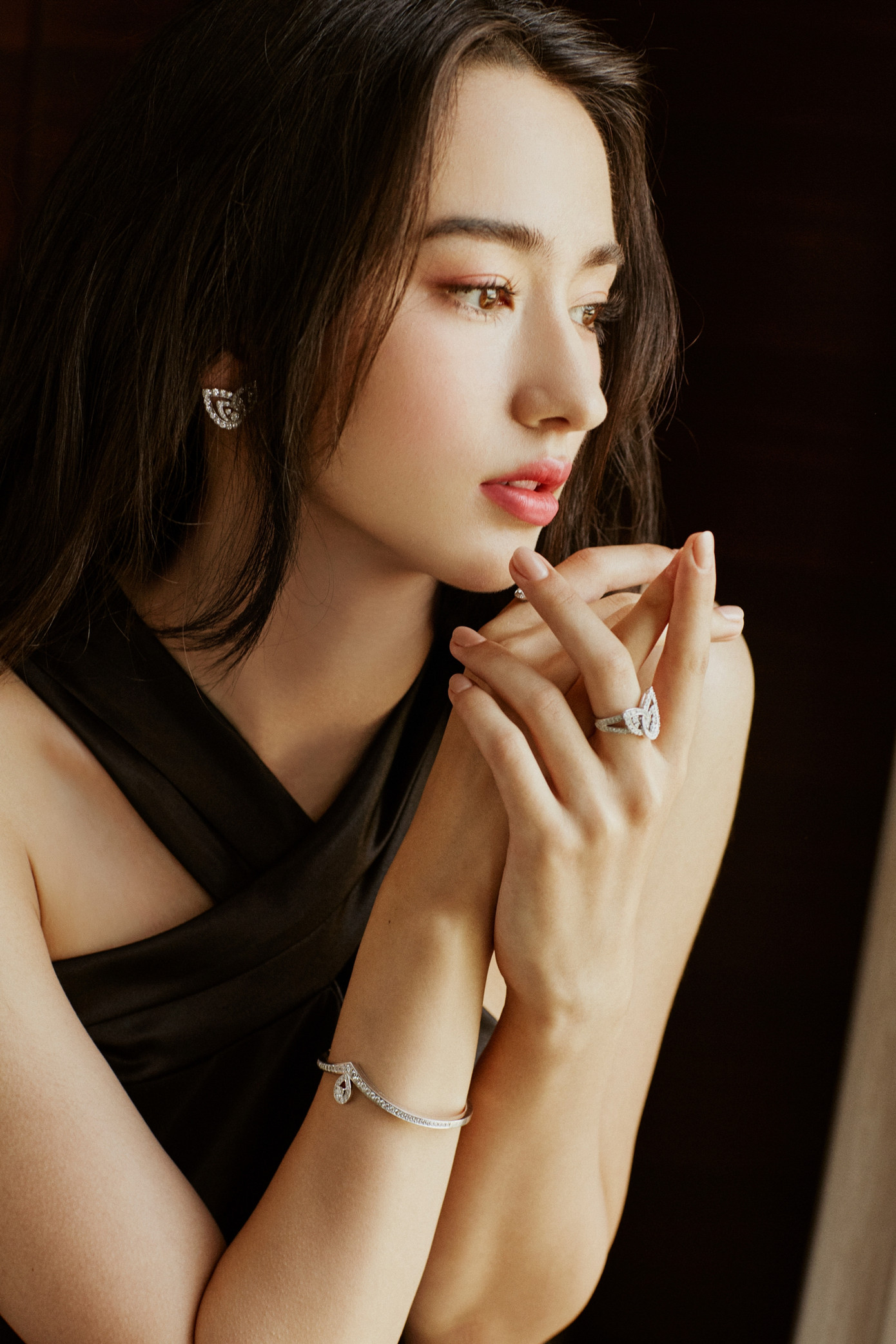 Tạp chí Harper&apos;s Bazaar từng dành lời khen cho vẻ đẹp vừa trong sáng, vừa cổ điển pha nét hoang dại, bí ẩn của Lý Uyển Đát. Gương mặt lai ấn tượng với làn da trắng sứ, đôi mắt long lanh là thế mạnh của cô gái sinh năm 2003. Khi làm việc, Lý Uyển Đát thường thể hiện phong cách gợi cảm trưởng thành, song lúc cô cười mang lại nét hồn nhiên đáng mến.