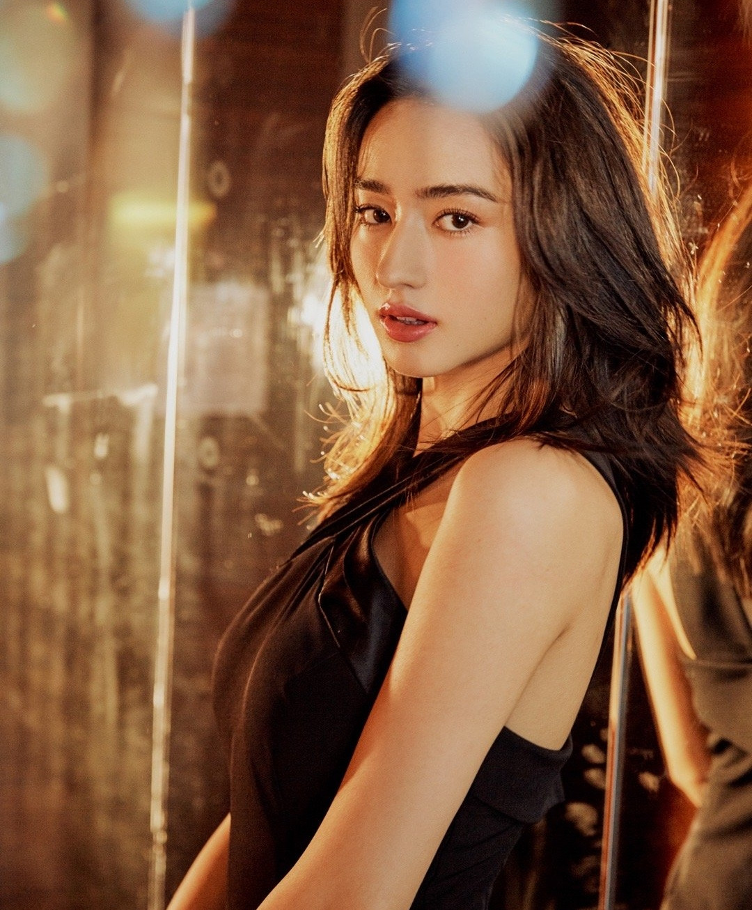 Mới đây, Lý Uyển Đát tham dự sự kiện ra mắt một thương hiệu mỹ phẩm tiếng tăm của Nhật Bản tại thành phố Thâm Quyến, Trung Quốc. Vóc dáng gợi cảm, ngoại hình nổi bật của ngôi sao phim Diệp Vấn 4 thu hút khán giả.