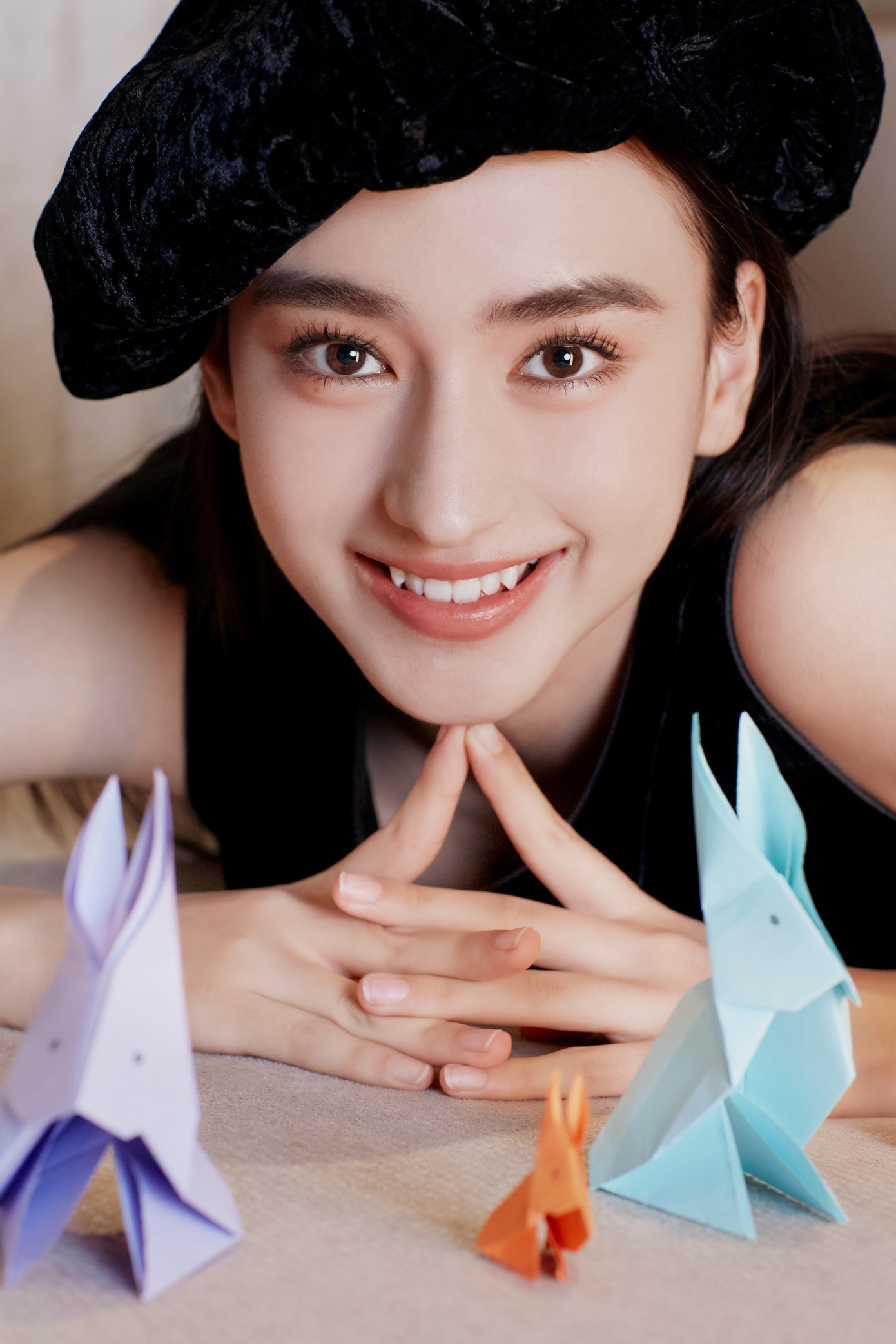 Lý Uyển Đát được nuôi dưỡng trong môi trường rừng sâu, gần gũi thiên nhiên từ nhỏ. Ngoài các hoạt động nghệ thuật, cô còn biết cưỡi ngựa, bắn cung. Ngôi sao trẻ có có thể nói được 5 thứ tiếng: Tiếng Trung, tiếng Đức, Tiếng Anh, Tiếng Pháp, Tiếng Tây Ban Nha. Bên cạnh đó, cô còn học vũ đạo tại Học viện Vũ đạo Bắc Kinh.