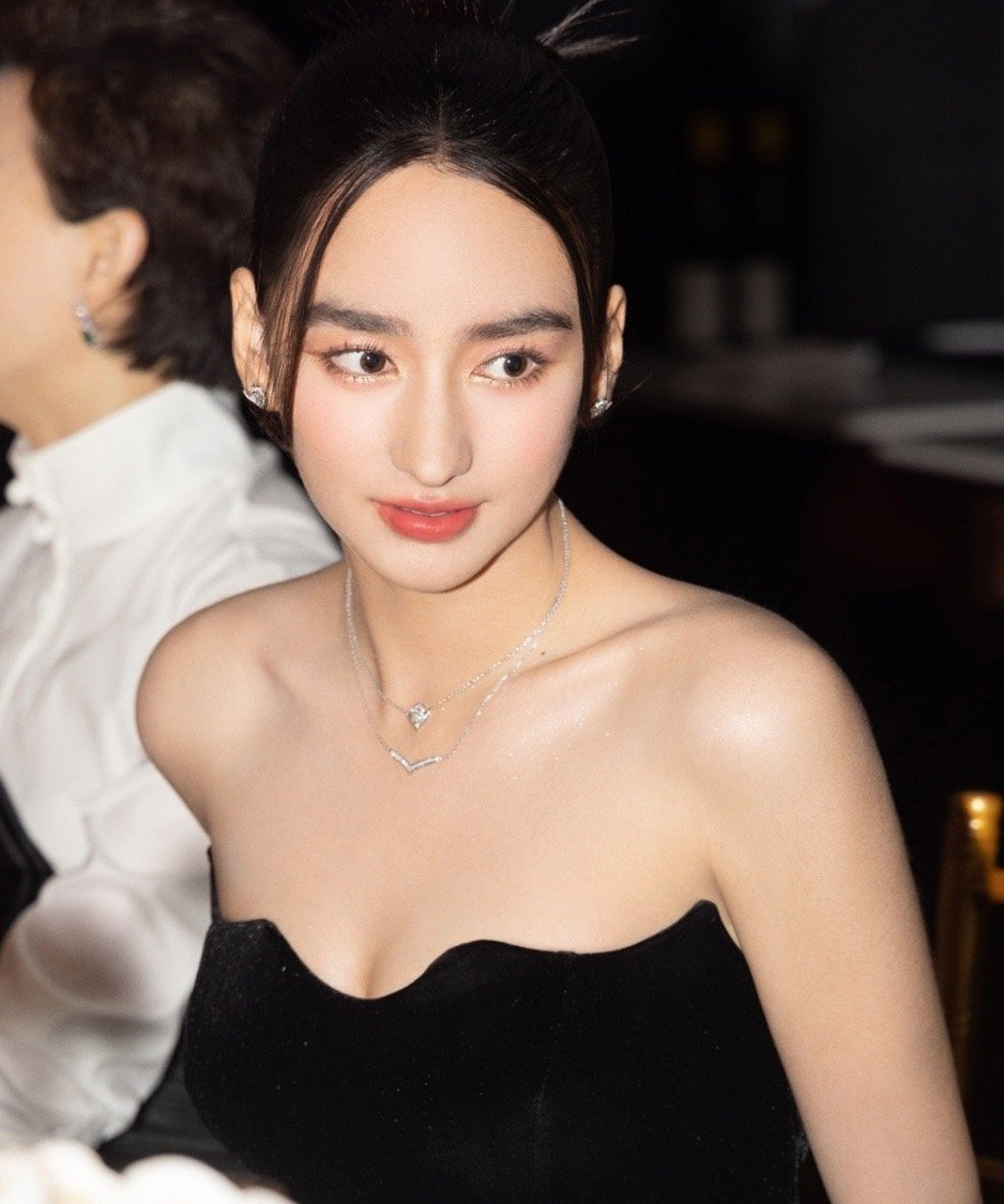 Lý Uyển Đát được khán giả biết đến nhiều với bộ phim Diệp Vấn 4, đóng cùng Chân Tử Đan. Trước đó, cô là người mẫu nhí. Sự nghiệp nghệ thuật của ngôi sao sinh năm 2003 bắt đầu từ năm 2011. Lúc đó, Lý Uyển Đát và chị gái Lý Lâm Đát tham gia chương trình Tìm kiếm tài năng Trung Quốc (China Got Talent) với tiết mục Earth song của Michael Jackson. Câu chuyện về gia đình mà cô chia sẻ trong chương trình gây ấn tượng với khán giả, cộng thêm vẻ ngoài xinh xắn giúp Lý Uyển Đát nổi tiếng.